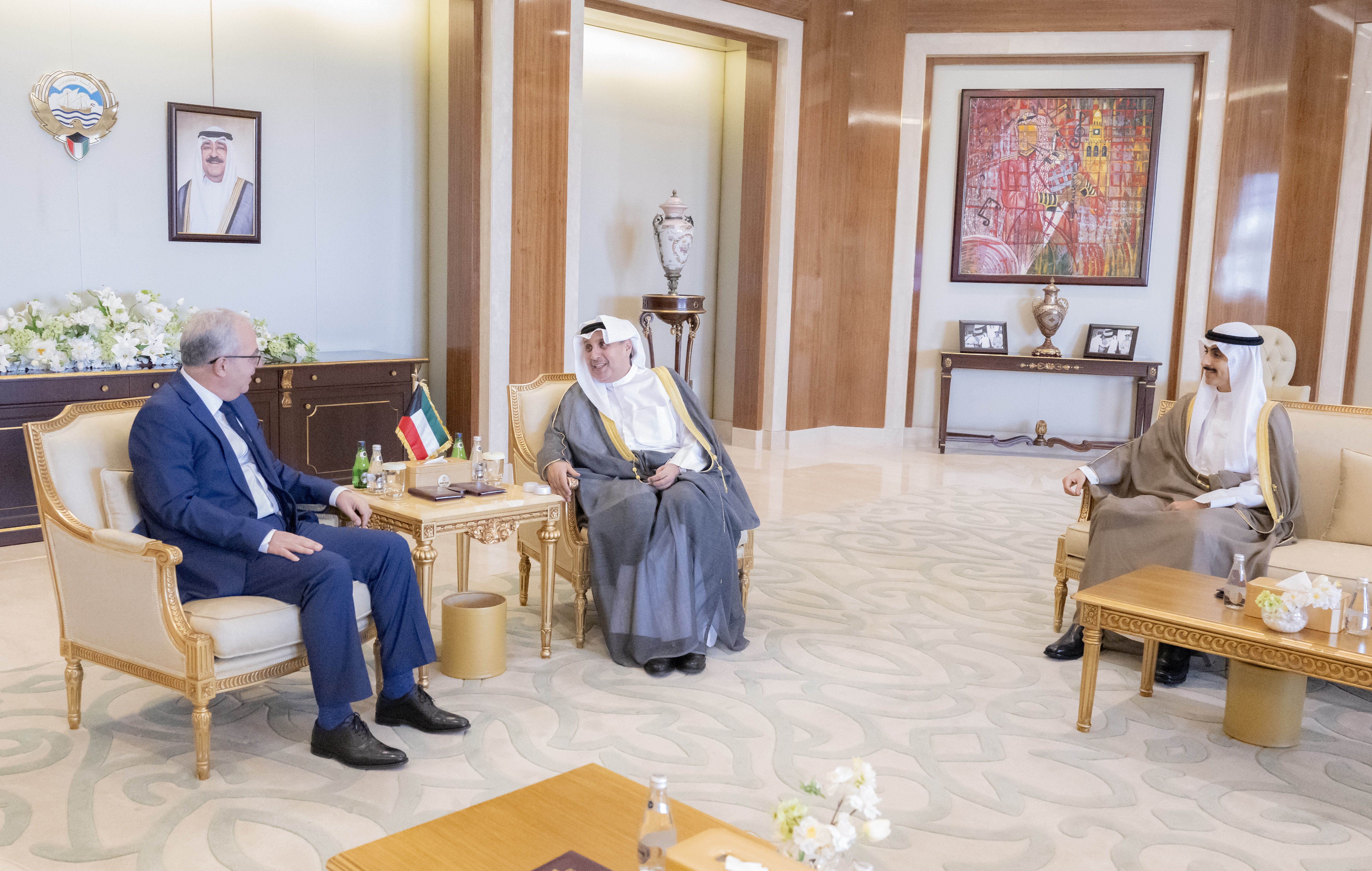 وزير شؤون الديوان الأميري ورئيس ديوان سمو ولي العهد يستقبلان سفير المغرب