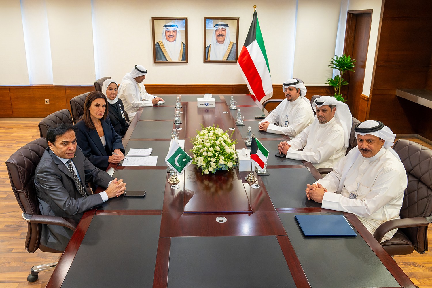 ممثلو وكالتي الأنباء الكويتية والباكستانية خلال الاجتماع في مقر كونا