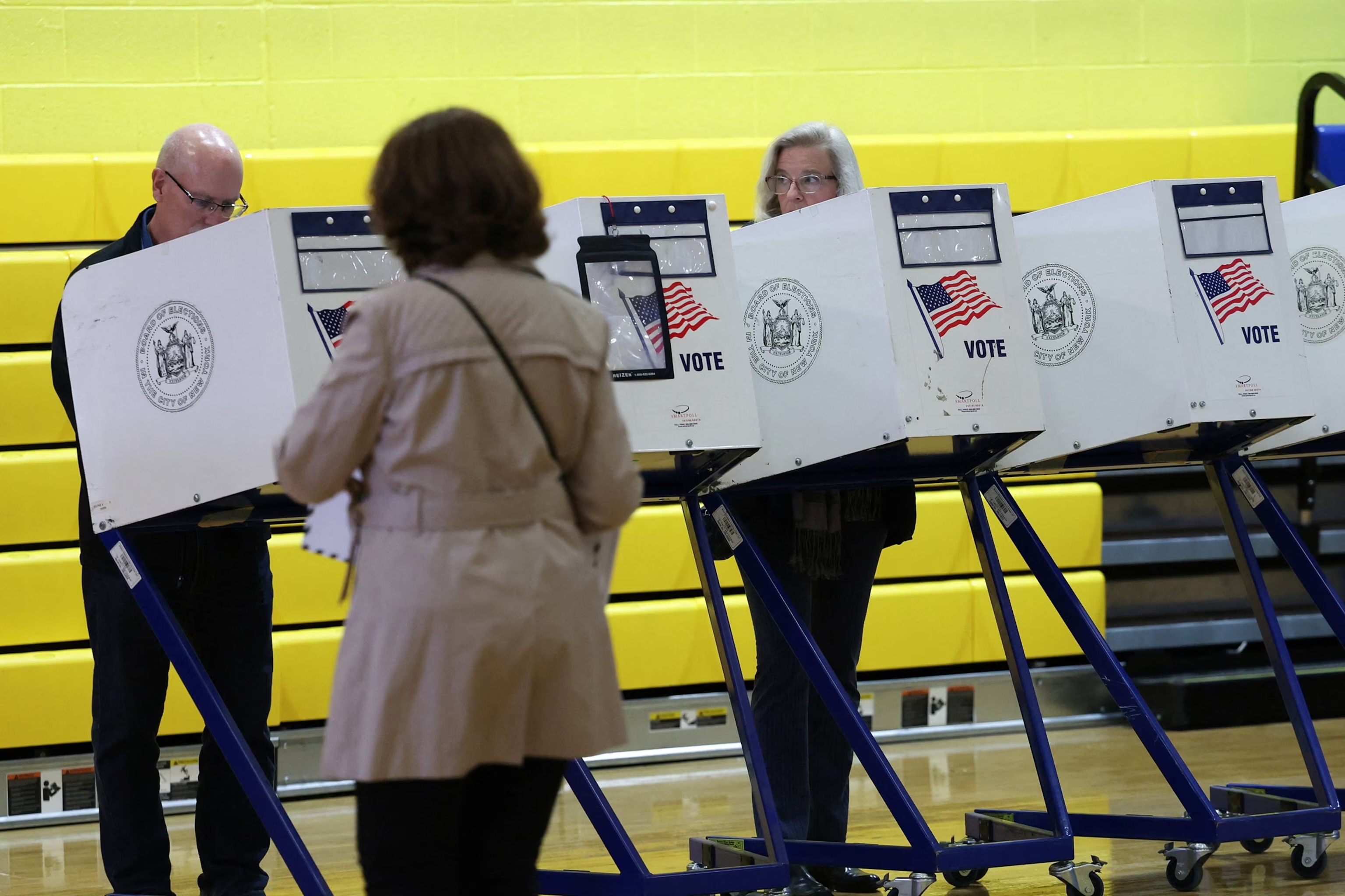 سكان مدينة نيويورك يدلون بأصواتهم في انتخابات عمدة المدينة