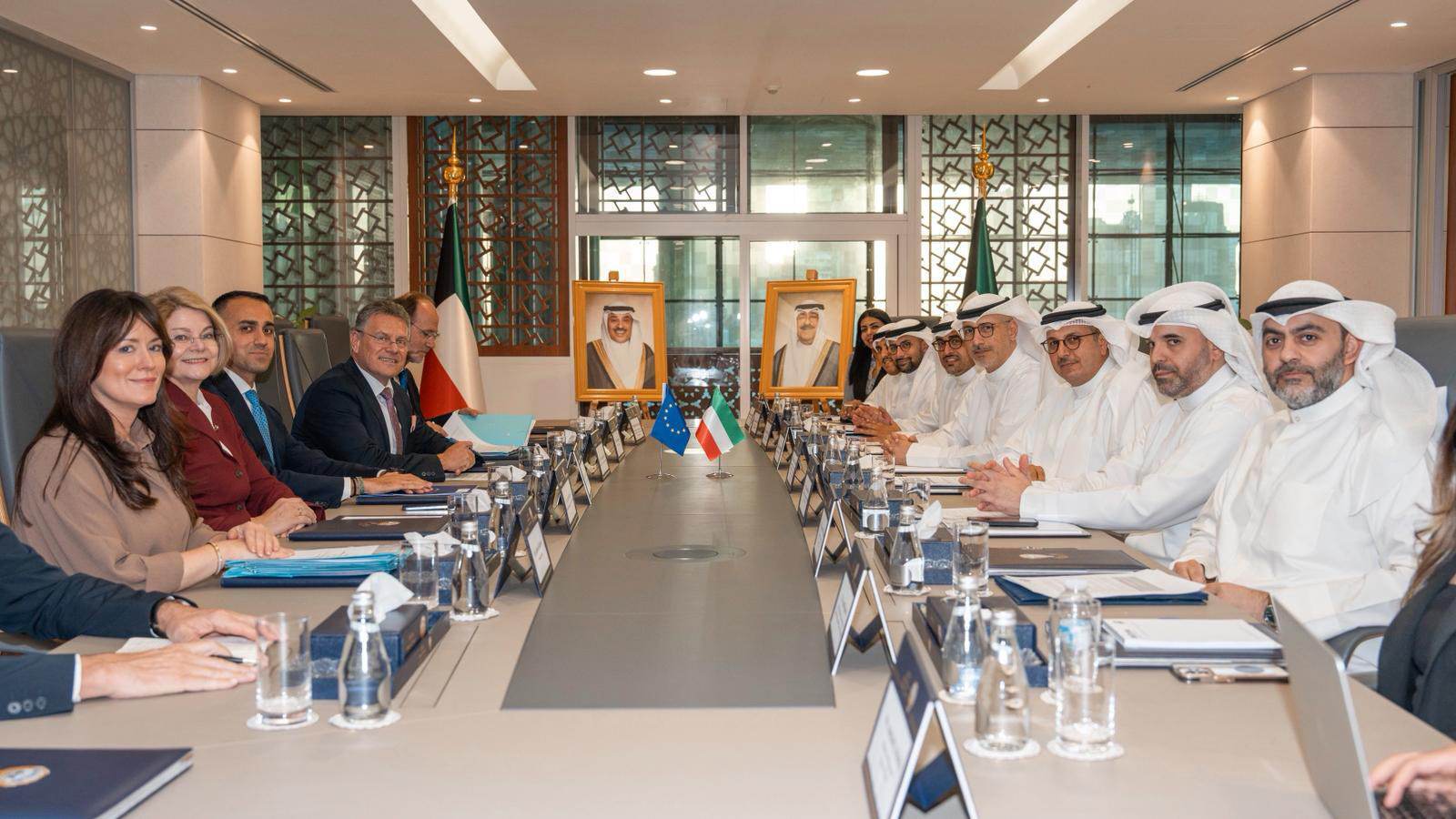 وزيرا (المالية) و(التجارة) الكويتيان يبحثان مع مفوض الاتحاد الأوروبي للتجارة والأمن الاقتصادي قضايا اقتصادية وتجارية