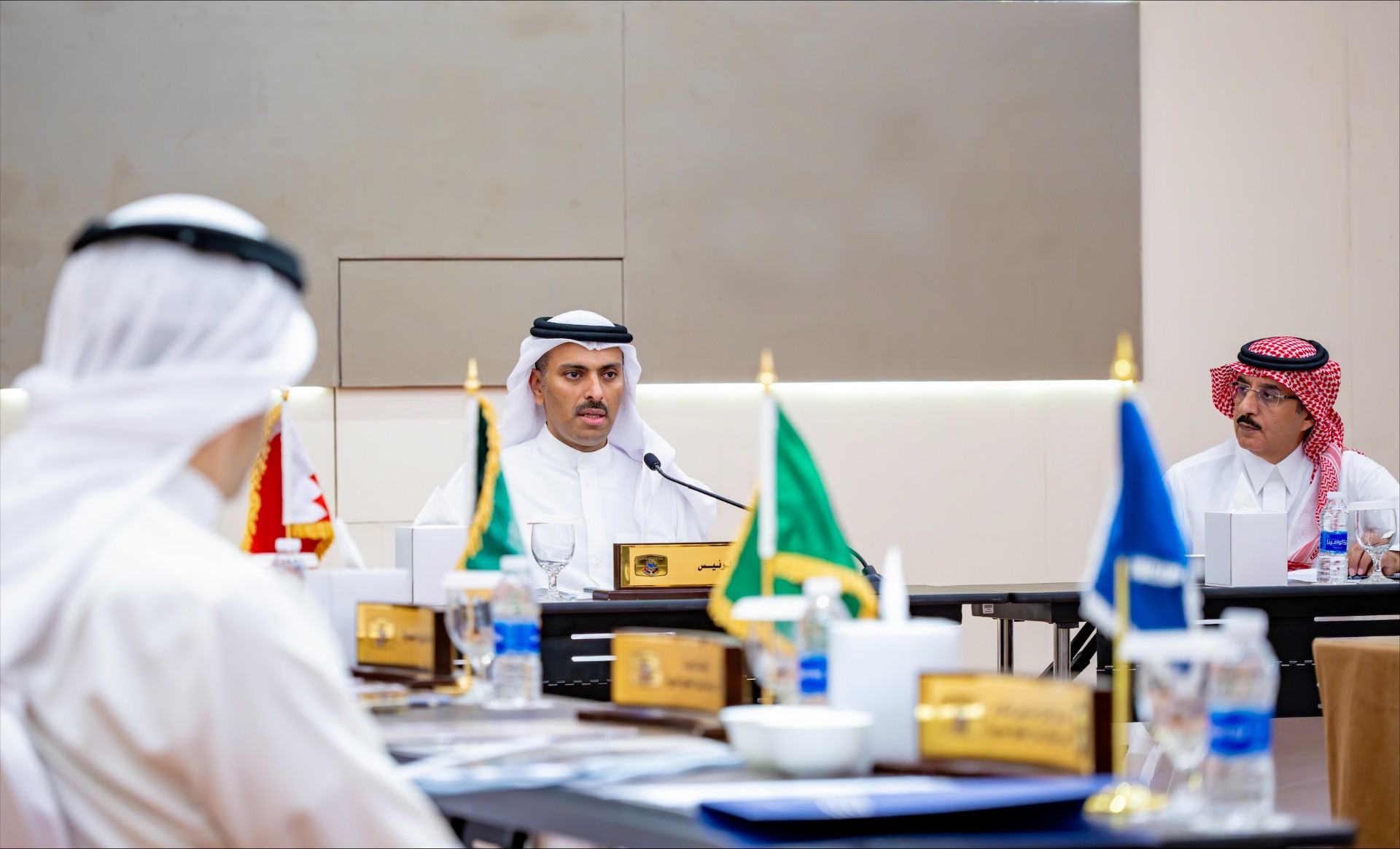 وزير الإعلام البحريني الدكتور رمزان النعيمي  خلال رئاسته الاجتماع الثاني للجنة الدائمة لمهرجان الخليج للإذاعة والتلفزيون في المنامة