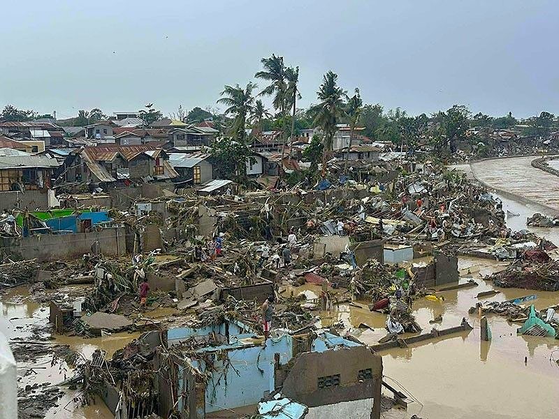 مياه الفيضانات تغمر المنازل في جزء من مقاطعة (سيبو) الأكثر تضررت جراء إعصار (كالمايغي)