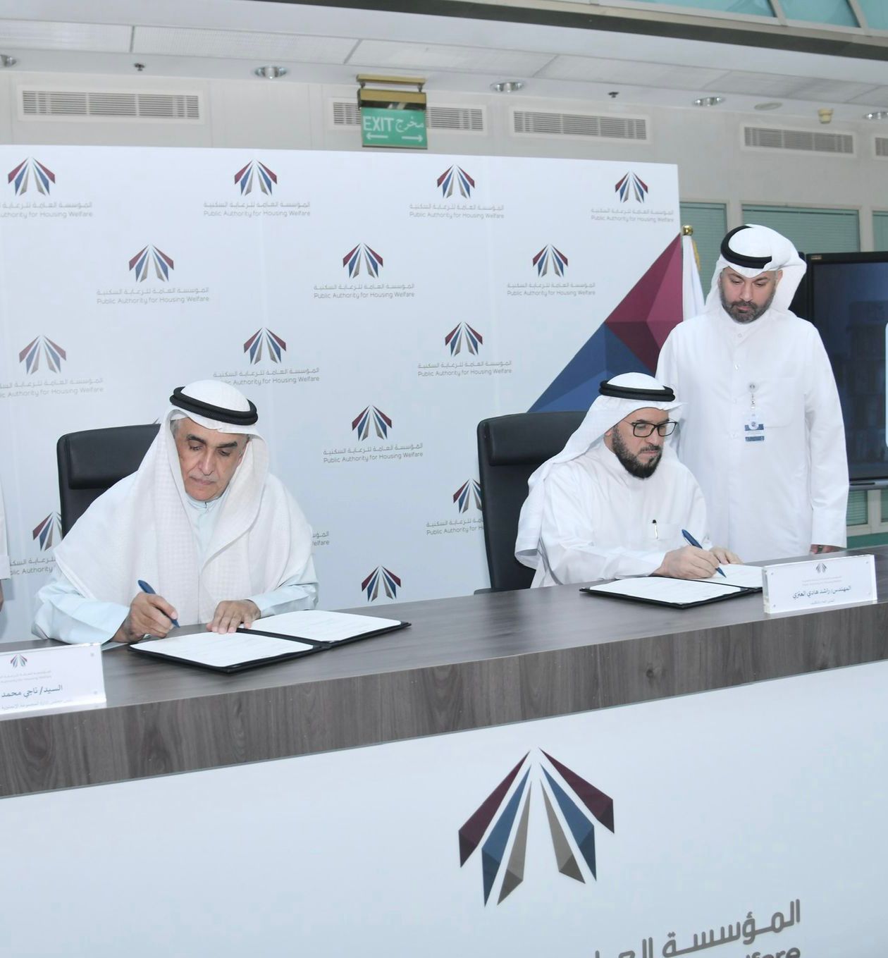 مدير عام المؤسسة بالتكليف المهندس راشد العنزي اثناء توقيع العقد الاستثماري