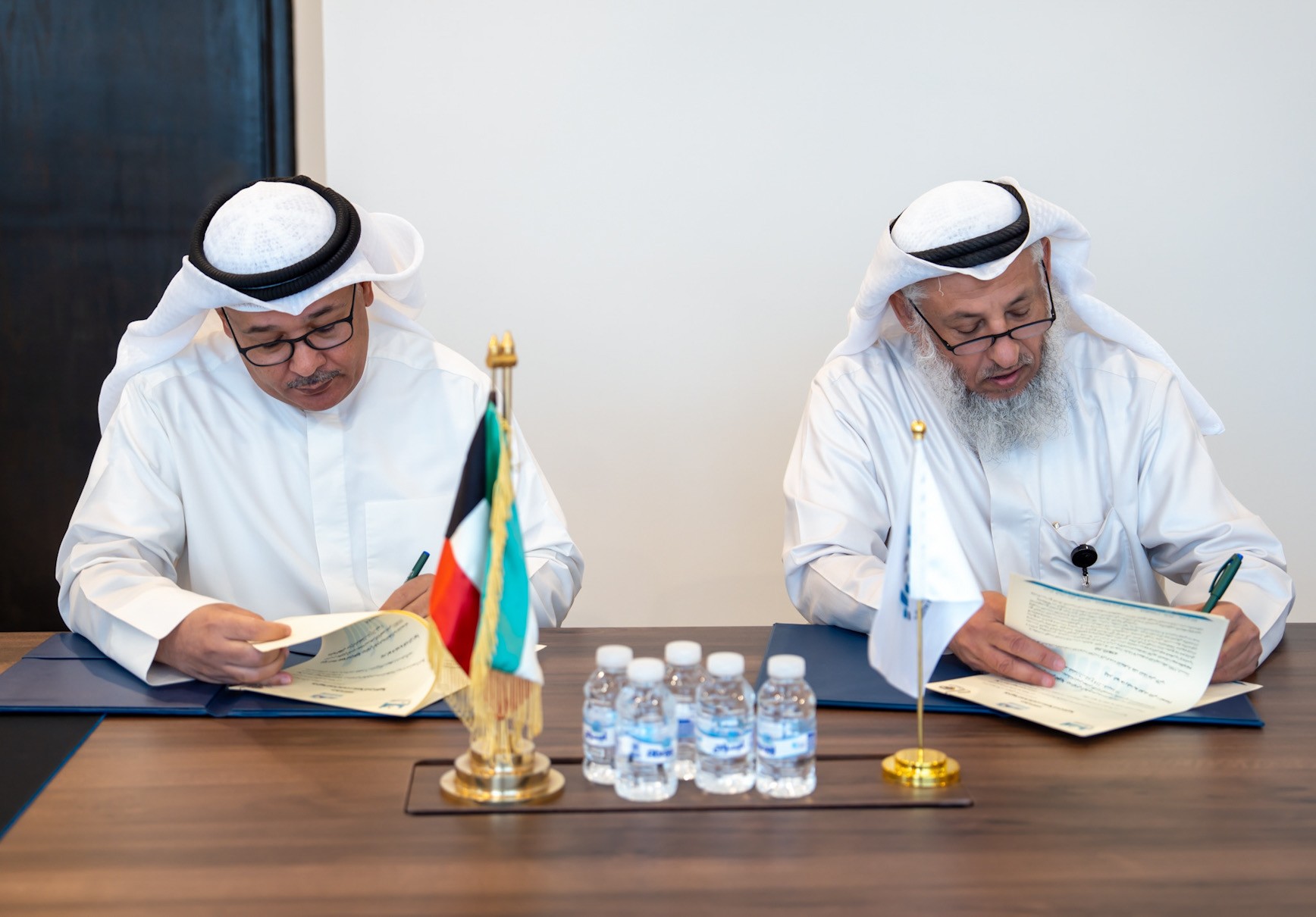 مدير عام الهيئة العامة للشباب بالتكليف ناصر الشيخ يوقع الاتفاقية مع رئيس جمعية انسان الخيرية الدكتور عثمان الخميس