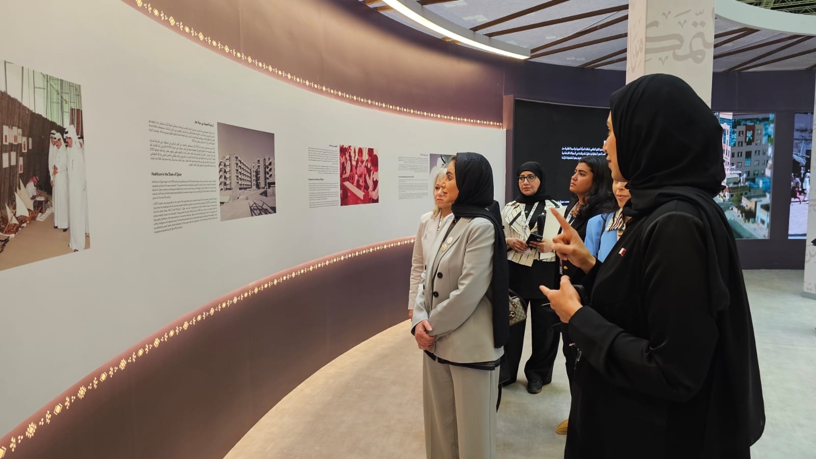  وزير الشؤون الاجتماعية والعمل اثناء زيارة جناح معرض من الرعاية إلى التمكين