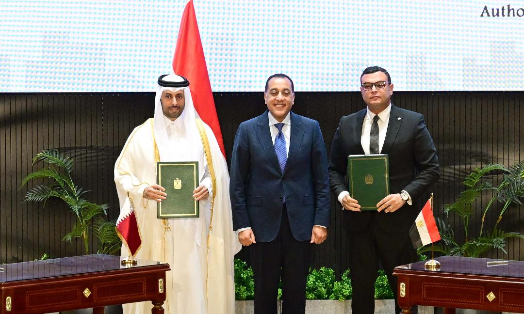 Egyptian Prime Minister whit Egyptian Minister of Housing and Qatari Minister of Municipality and Chairman of Qatari Diar