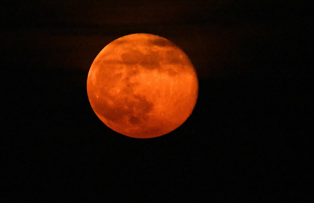 "Beaver Moon" adorns Kuwait sky