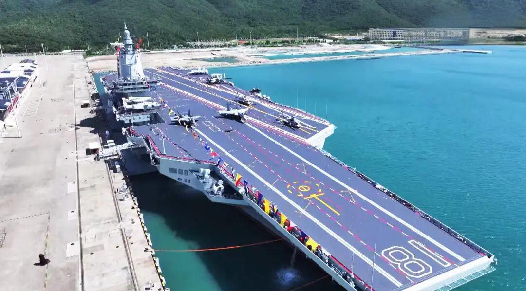 Les catapultes électromagnétiques permettent à « Fujian » d’embarquer divers types d’aéronefs modernes, notamment les chasseurs J-35 et J-15T, ainsi que l’avion de surveillance aérienne KJ-600.