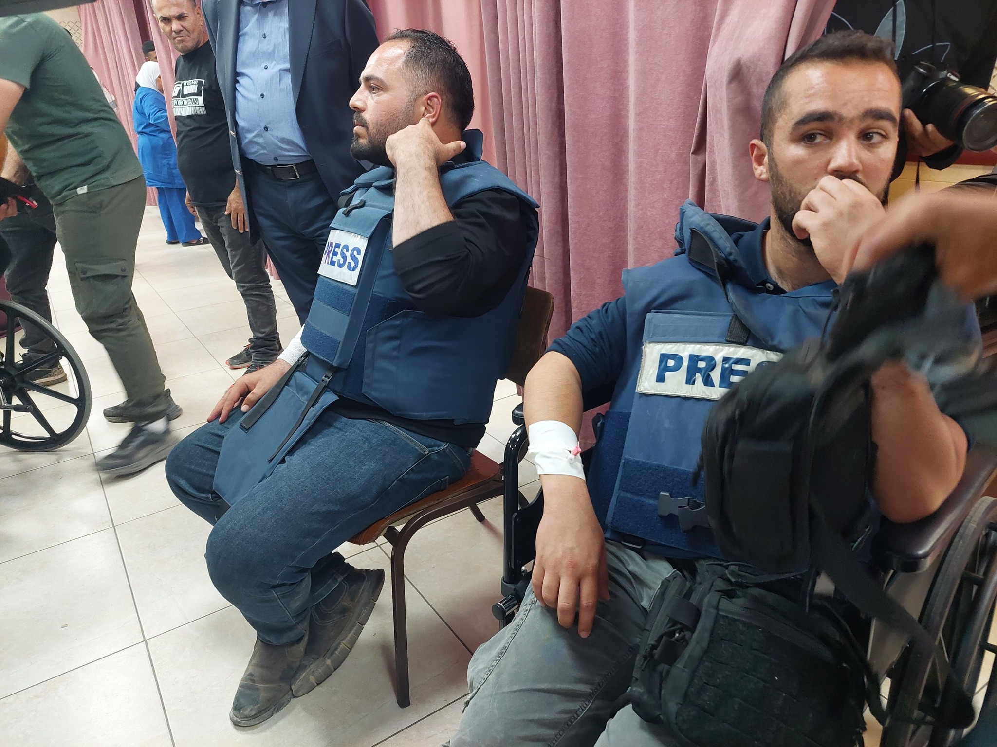 صحفيون في المستشفى خلال تلقيهم العلاج بعد الاعتداء عليهم من قبل المستوطنين