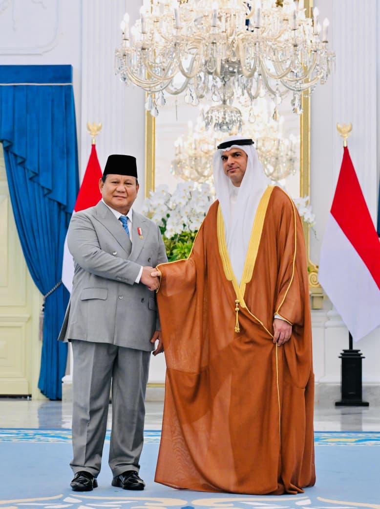 Kuwait Am. in Indonesia hands credentials to pres.