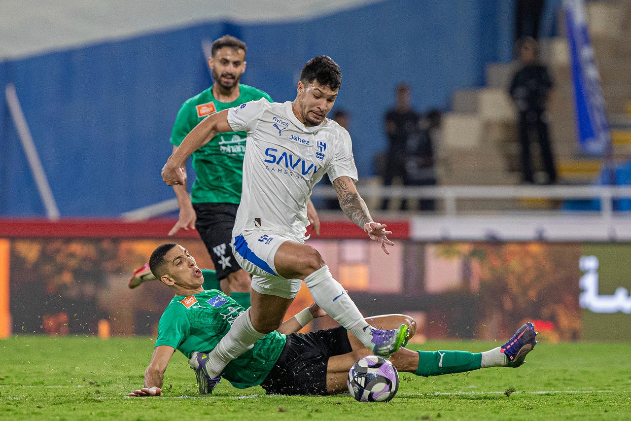 فريق الهلال والنجمة في منافسات الجولة الثامنة من دوري (روشن) السعودي للمحترفين