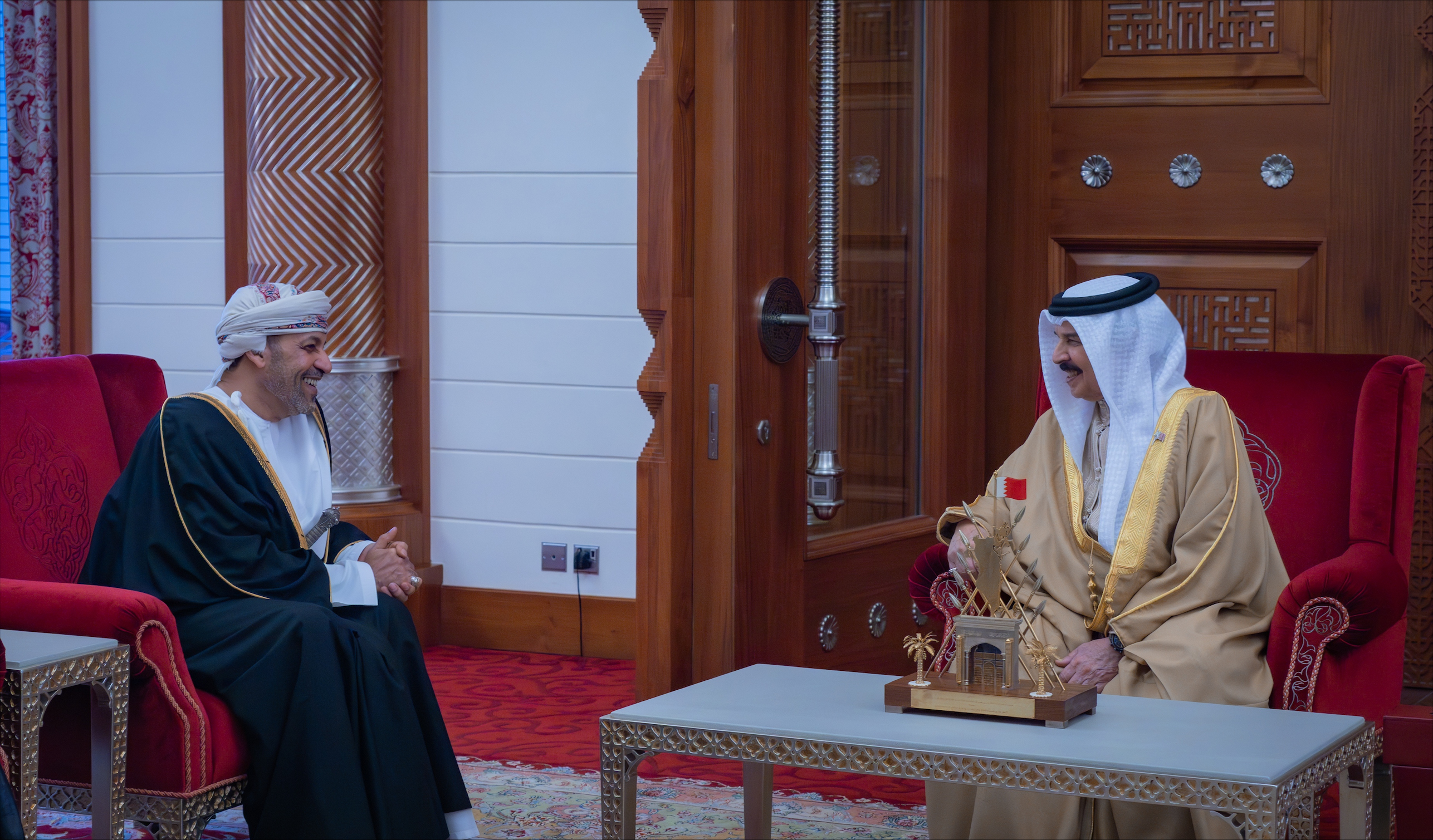عاهل البحرين الملك حمد بن عيسى يستقبل وزير الداخلية العماني حمود البوسعيدي