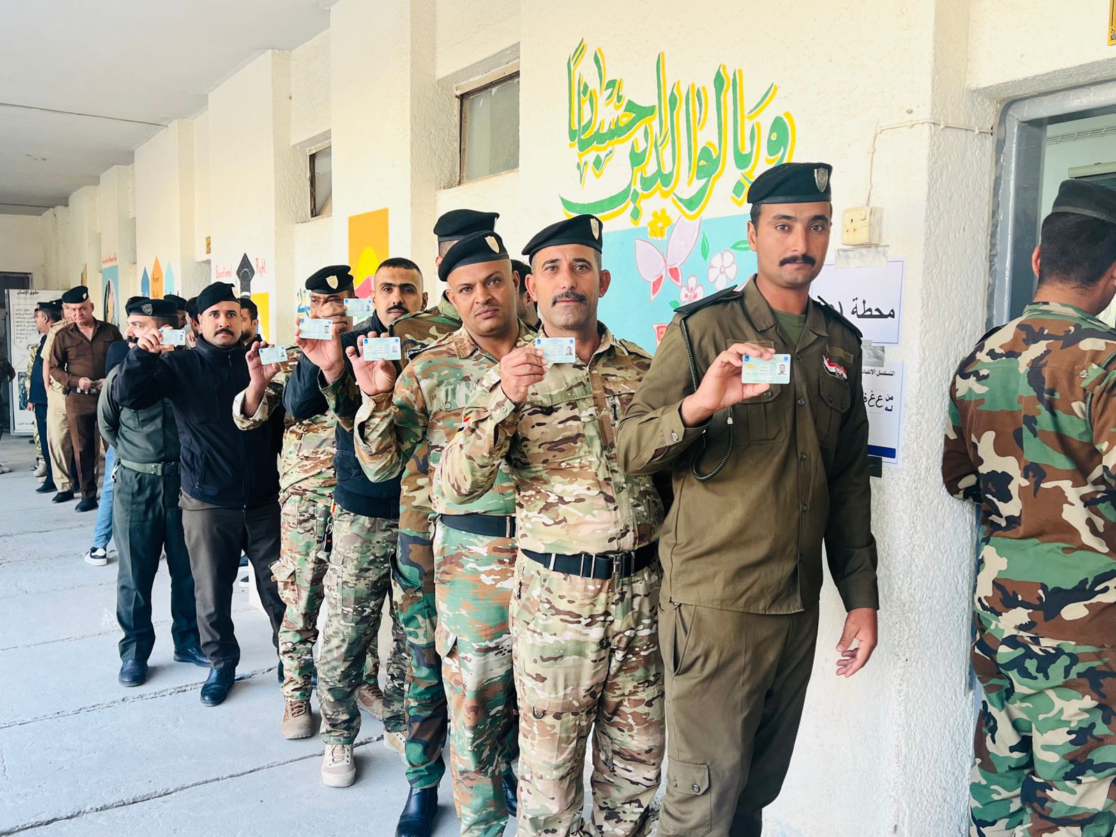 منتسبو وزارة الداخلية امام مركز انتخابي للتصويت الخاص