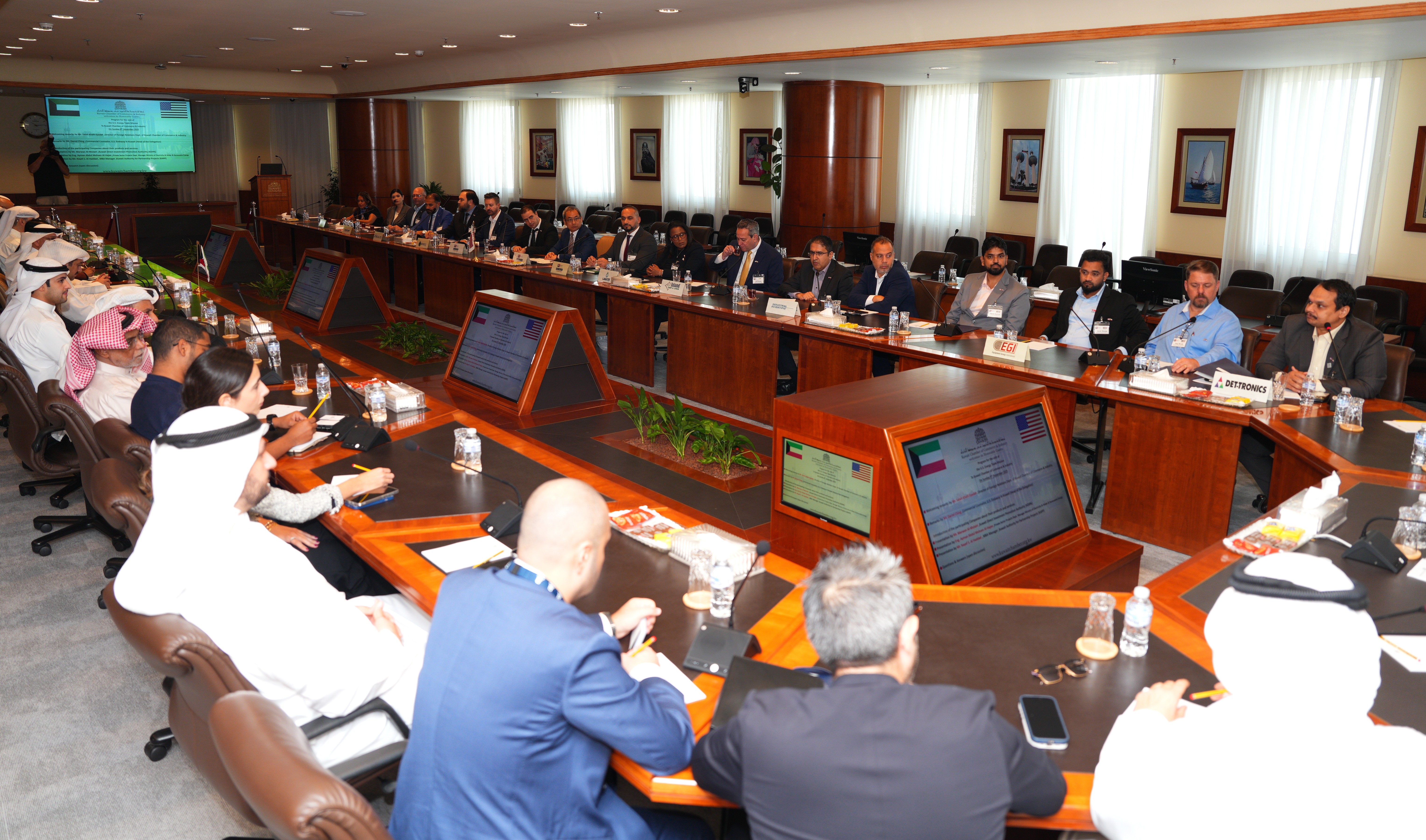 La visite d'une délégation américaine à la Chambre de commerce