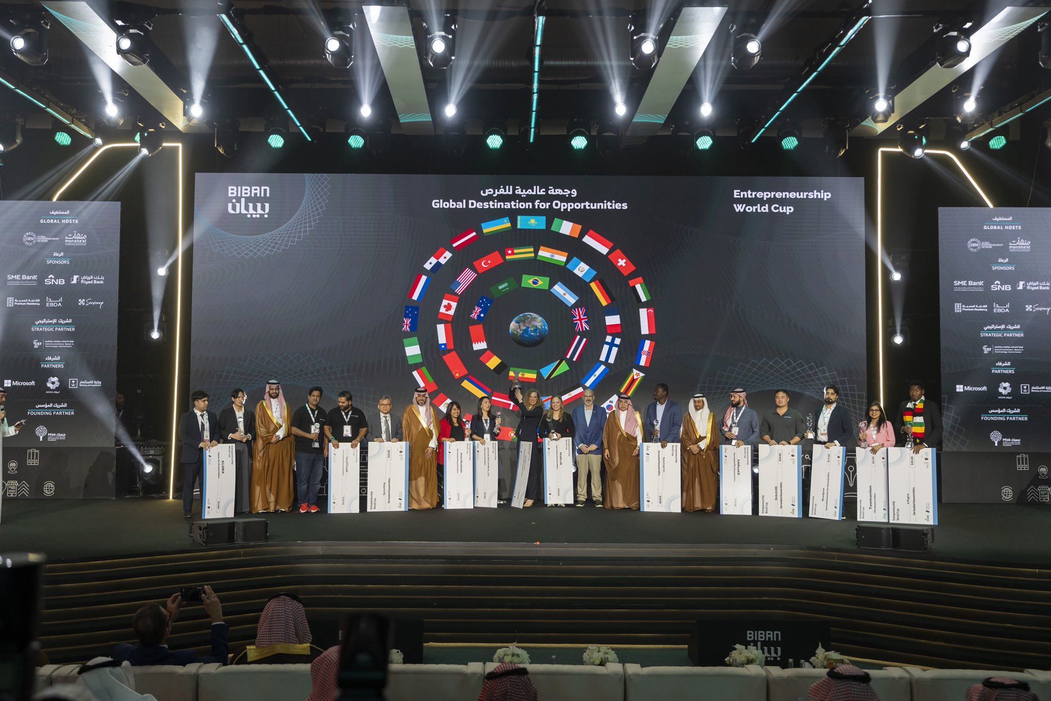 جانب من تتويج الفائزين في التصفيات النهائية لكأس العالم لريادة الأعمال ضمن فعاليات ملتقى بيبان 2025