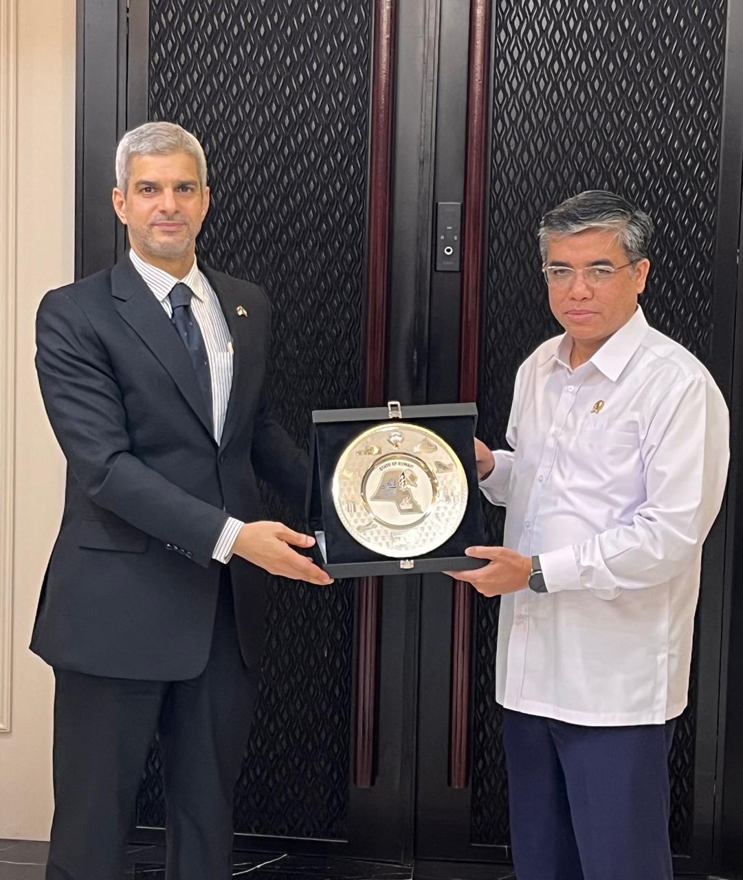 سفير دولة الكويت لدى إندونيسيا خالد جاسم الياسين خلال لقائه وزير القوى العاملة الإندونيسي يسر لي بحضور مسؤولين من الوزارة في جاكرتا