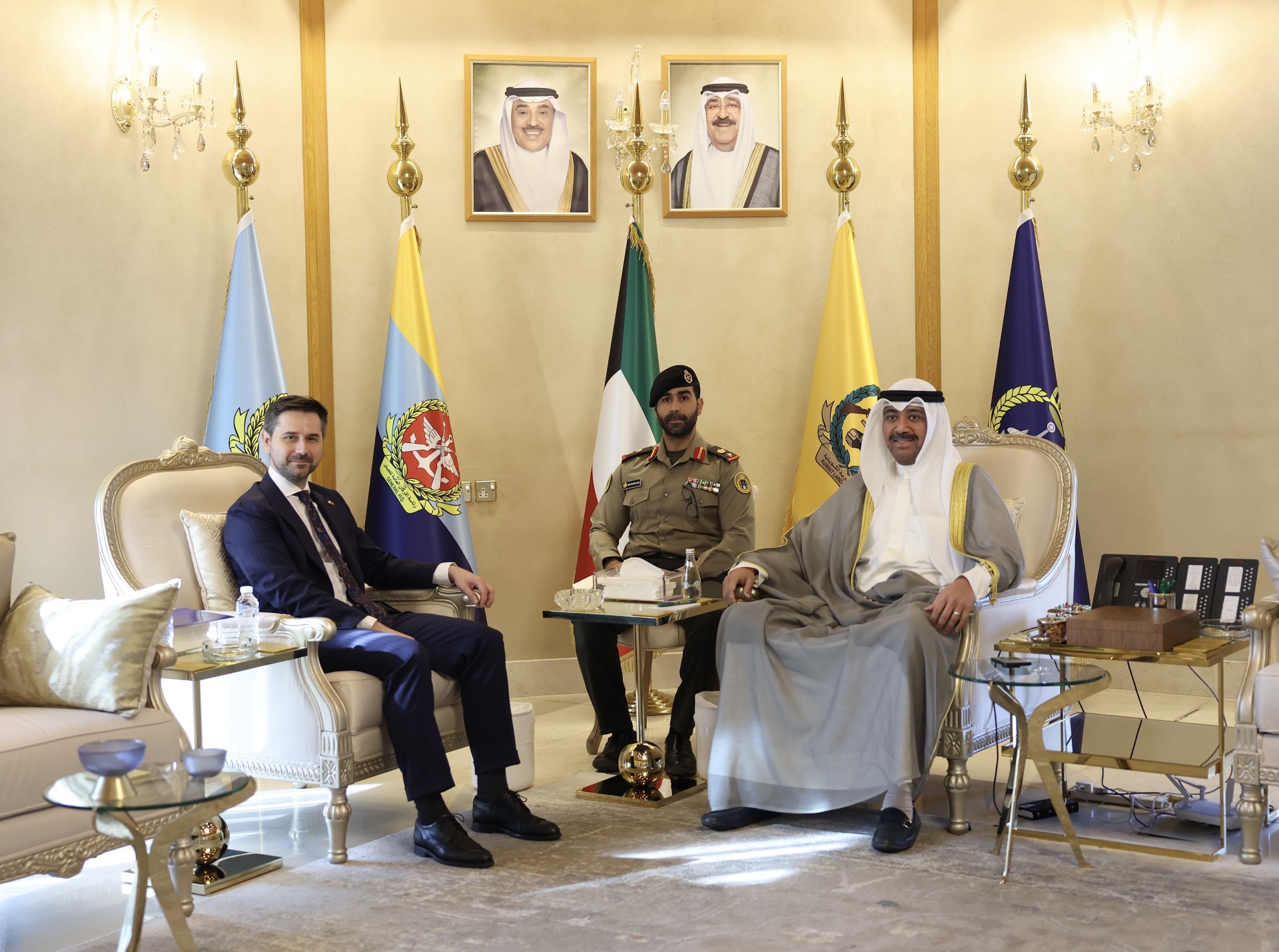 وزير الدفاع الشيخ عبدالله علي عبدالله السالم الصباح مع سفير جمهورية بولندا لدى البلاد ميشال جوليوا