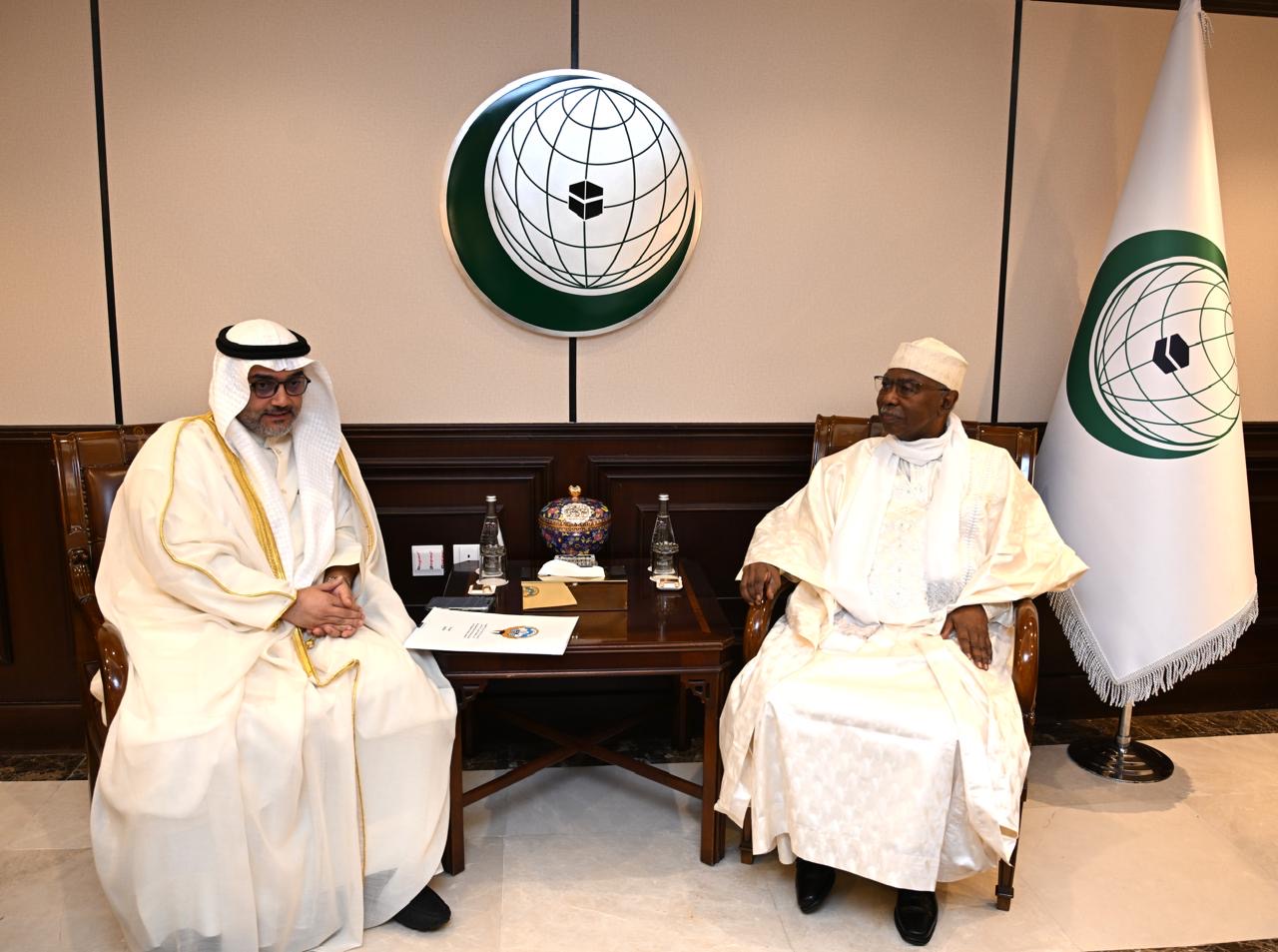 القنصل العام لدولة الكويت في مدينة جدة ومندوبها الدائم لدى منظمة التعاون الإسلامي يوسف التنيب خلال لقاء بأمين عام منظمة التعاون الإسلامي حسين طه