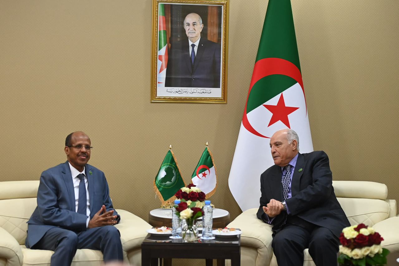 وزير الخارجية الجزائري ورئيس المفوضية الإفريقية يبحثان الأوضاع السياسية والأمنية في القارة
