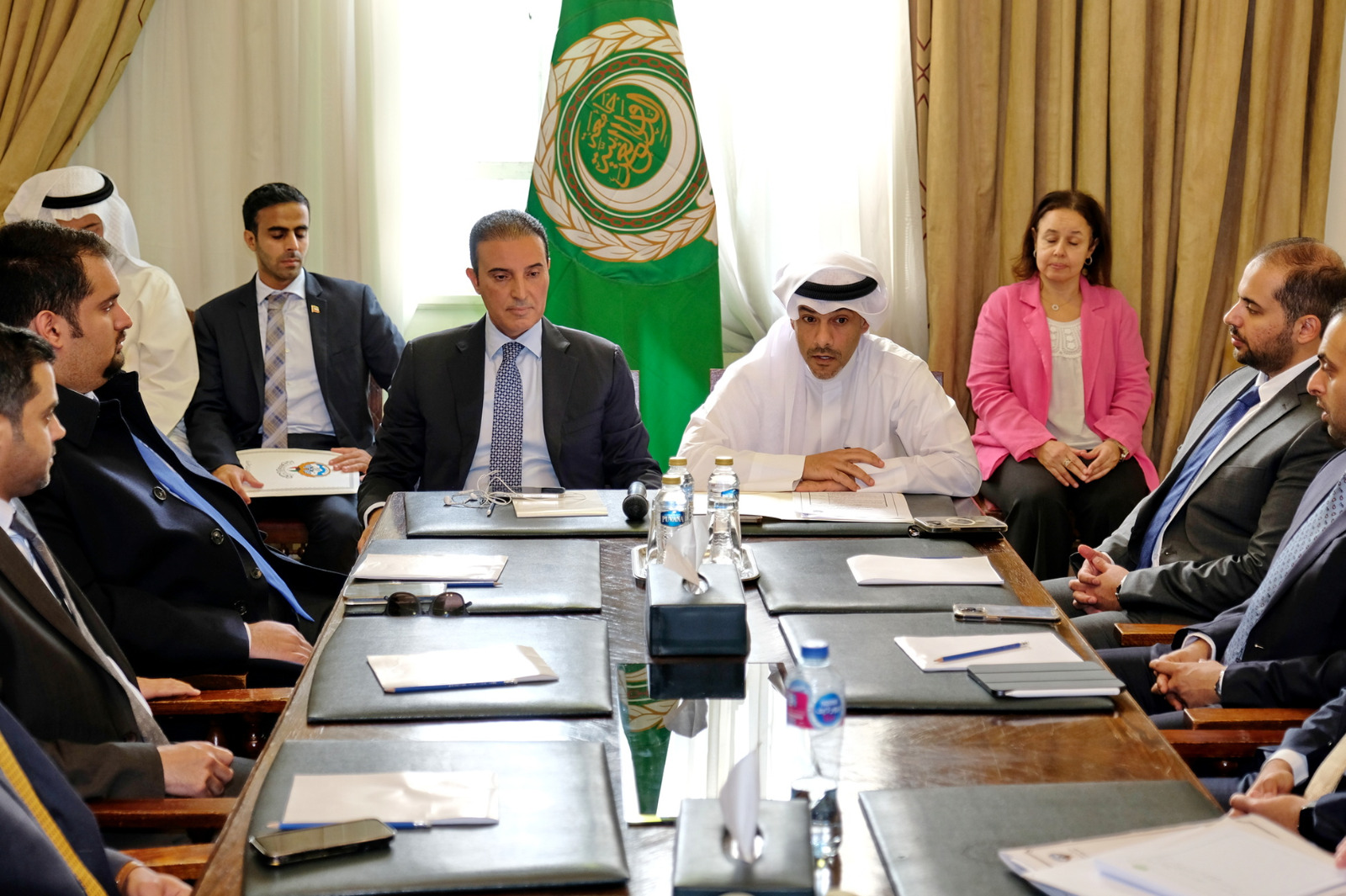 الأمين العام المساعد رئيس قطاع الشؤون الإدارية والمالية بجامعة الدول العربية السفير محمد العجيري ومندوب دولة الكويت لدى الجامعة السفير طلال المطيري