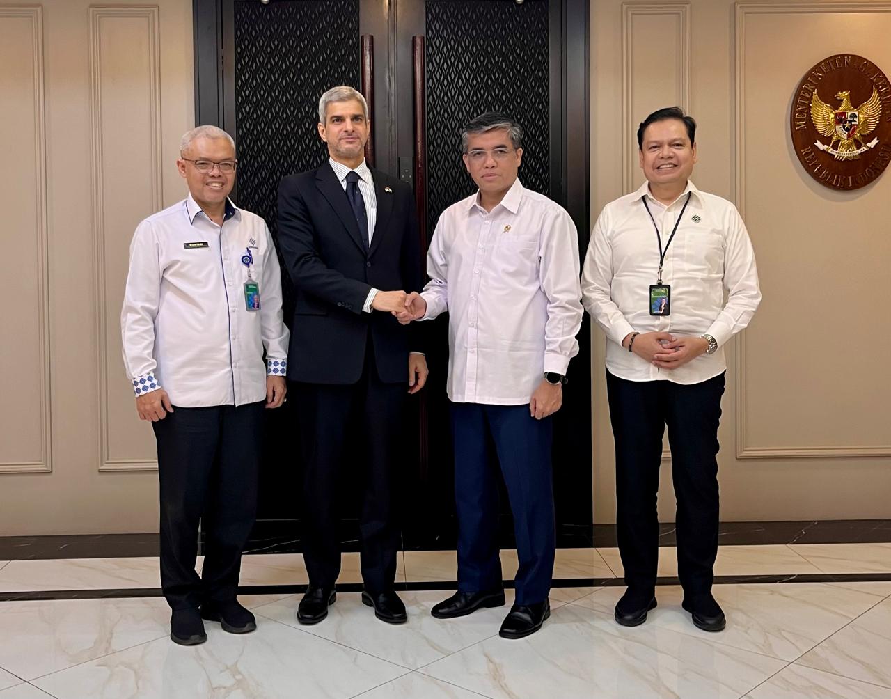 L’ambassadeur koweïtien à Jakarta avec le ministre du Travail
