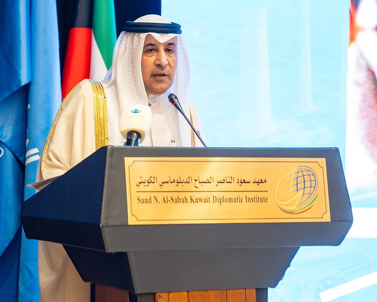 مساعد وزير الخارجية للشؤون القنصلية السفير عزيز الديحاني