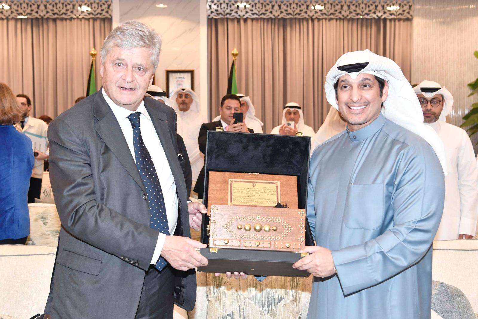 Al-Mtairi et le ministre français du Commerce extérieur discutent du renforcement de la coopération bilatérale