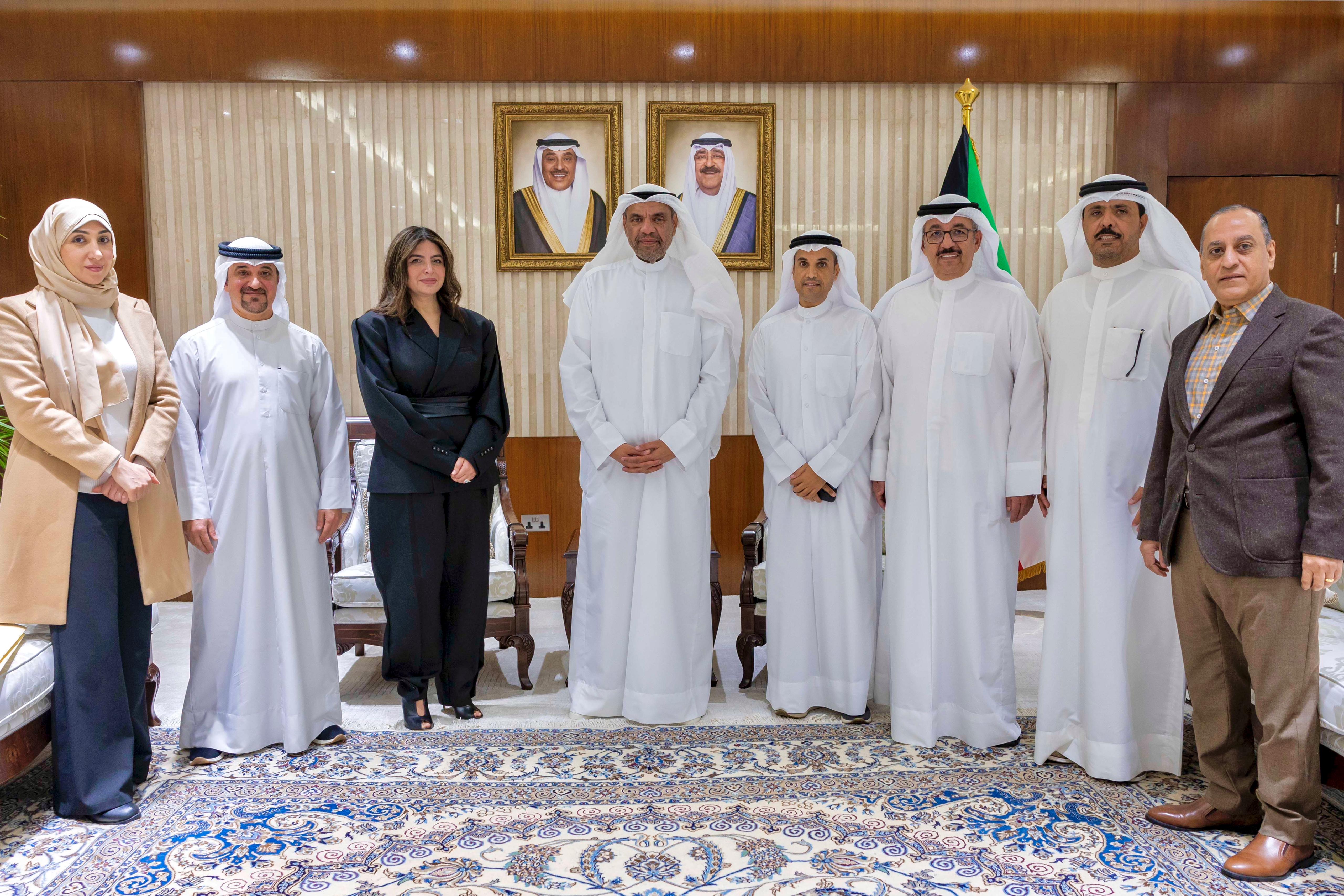 وزير الخارجية عبدالله اليحيا خلال لقائه مع المدير العام لبلدية الكويت منال العصفور