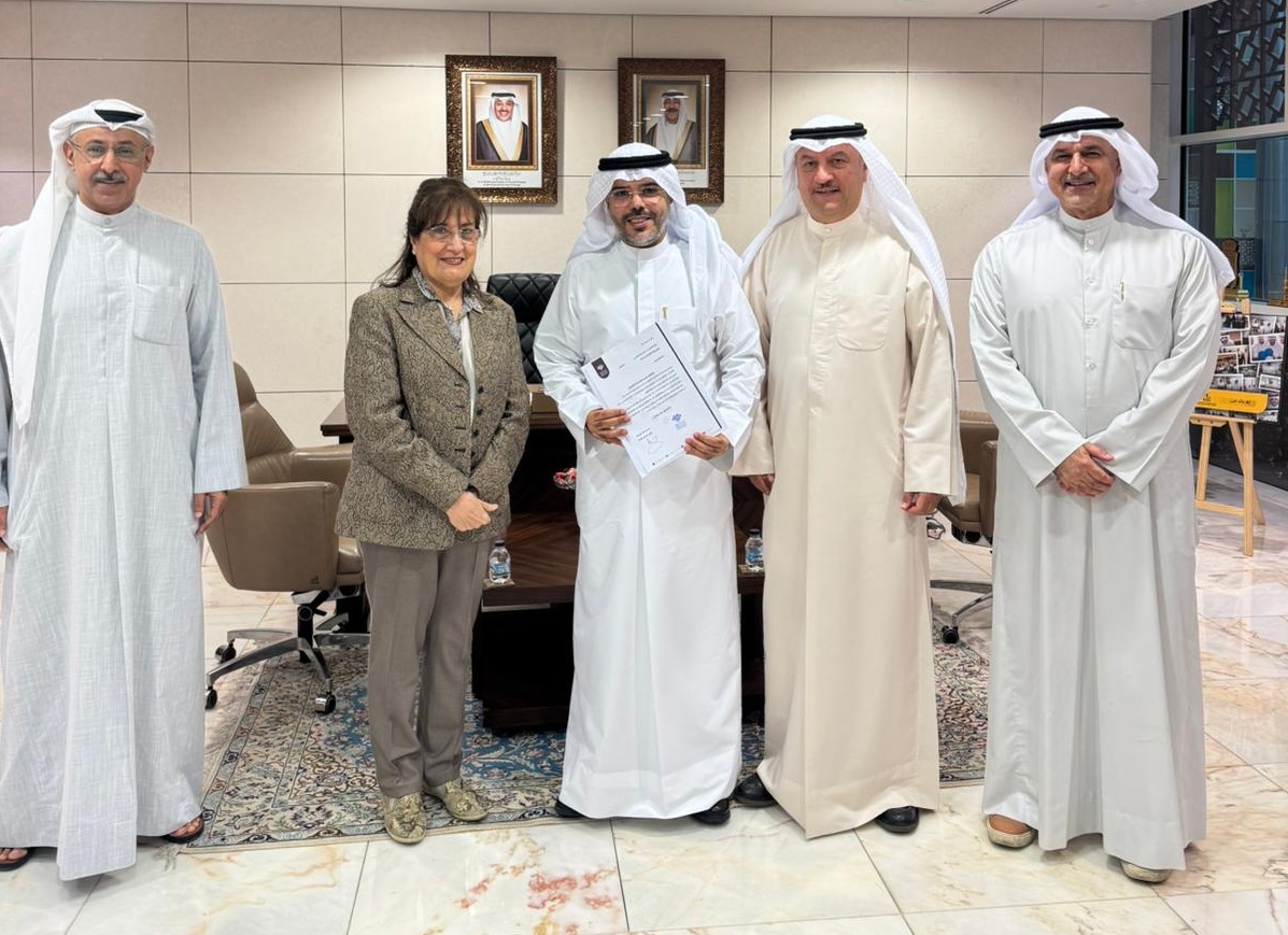 جانب من تقديم الجمعية الكويتية للأسر المتعففة 71 ألف دينار دعما لحملة الغارمين الكويتيين