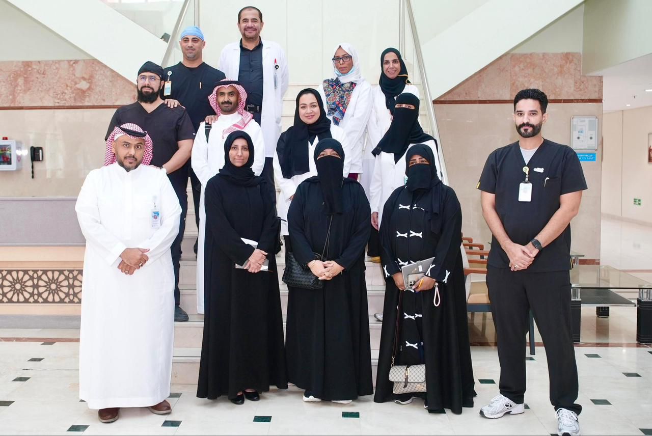 وفد إدارة الخدمات التمريضية خلال زيارته لـ(مدينة الملك عبدالله الطبية) في مكة المكرمة