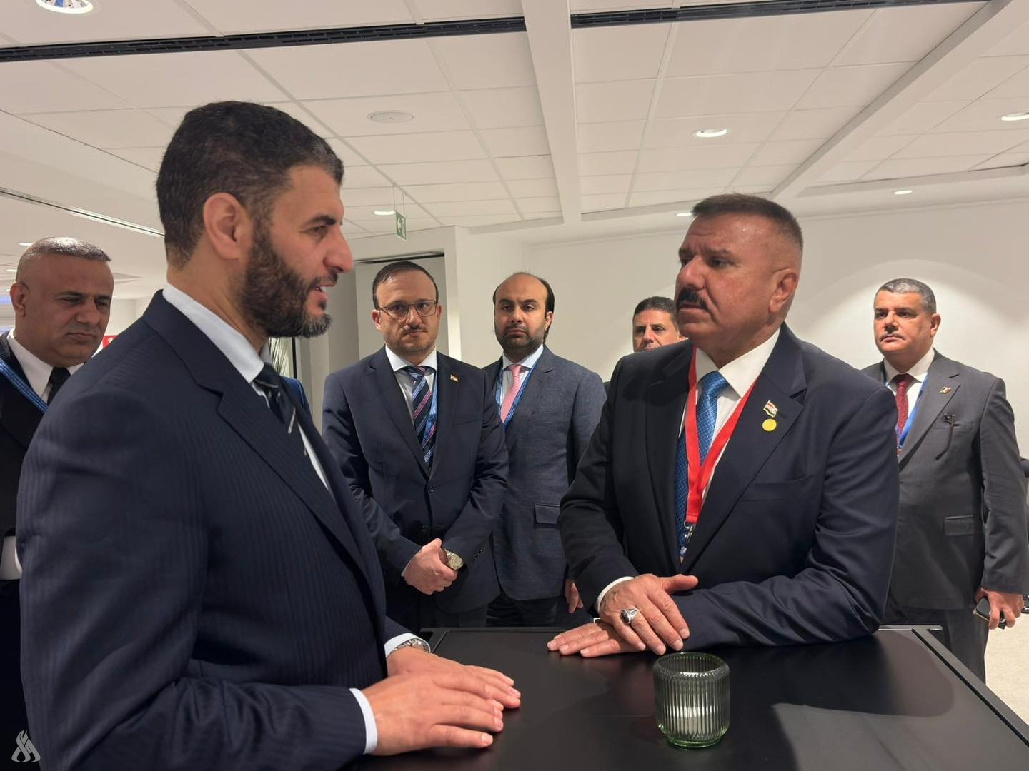 وزير الداخلية بحكومة الوحدة الوطنية الليبية عماد الطرابلسي ونظيره العراقي عبد الأمير الشمري