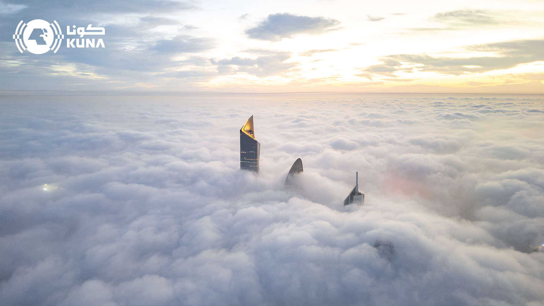 Le brouillard couvre les gratte-ciels.