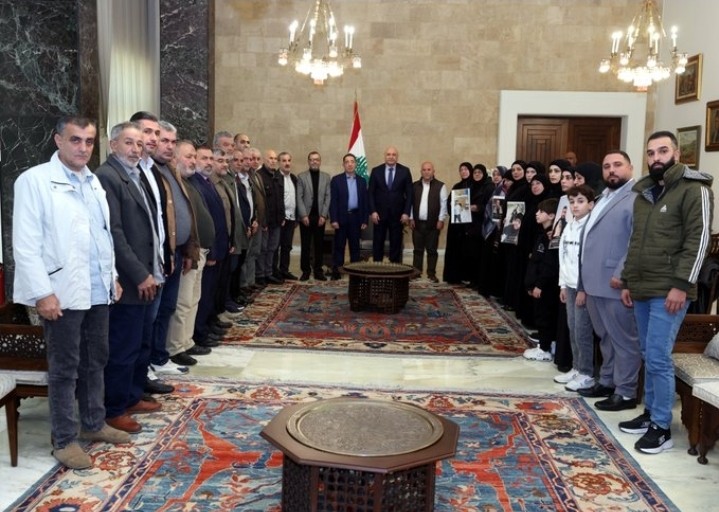 الرئيس اللبناني جوزاف عون خلال استقباله وفد الجمعية اللبنانية للأسرى والمحررين