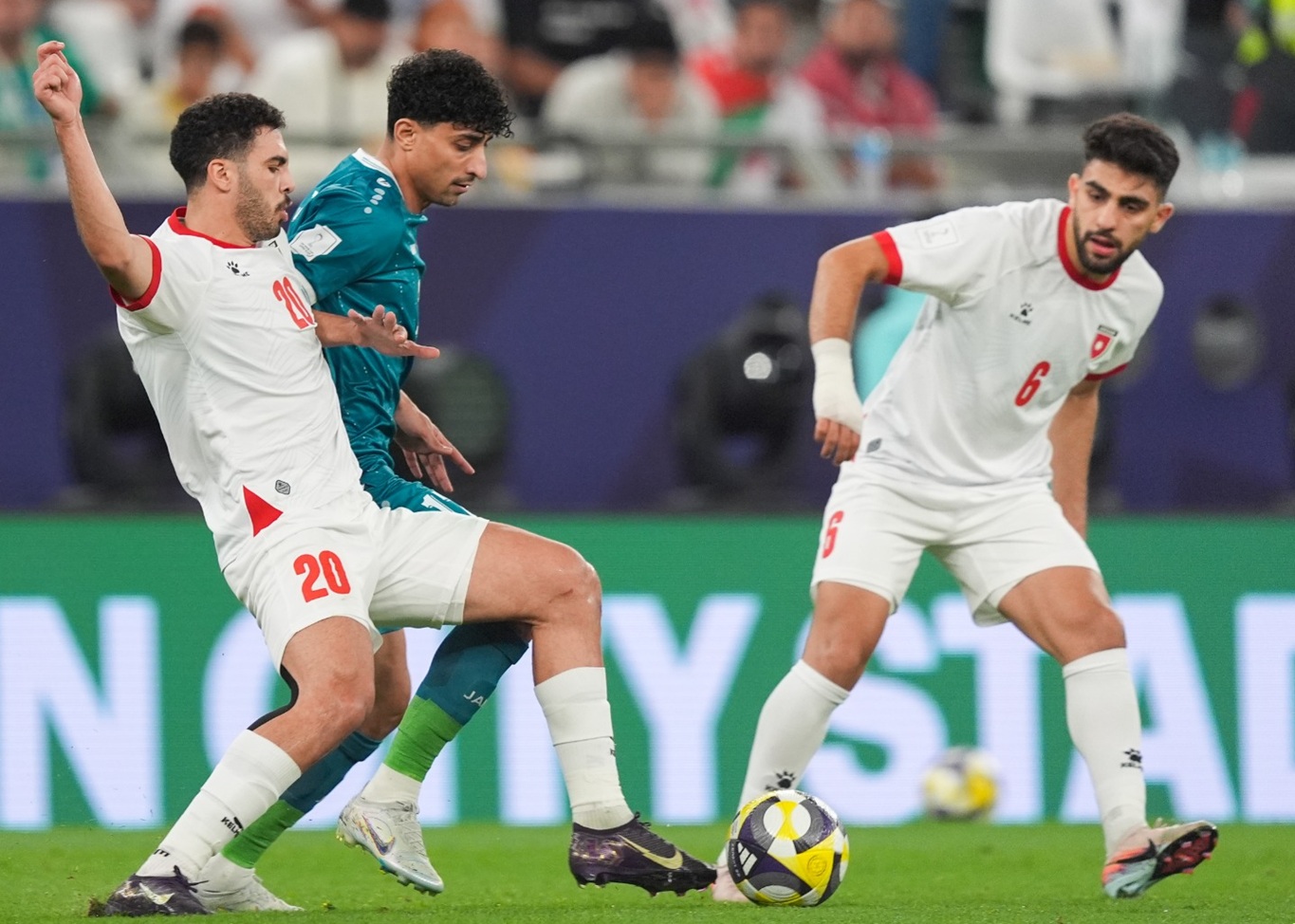 منتخب الأردن يتأهل إلى نصف نهائي كأس العرب بعد الفوز على العراق بهدف نظيف                                                                                                                                                                                 