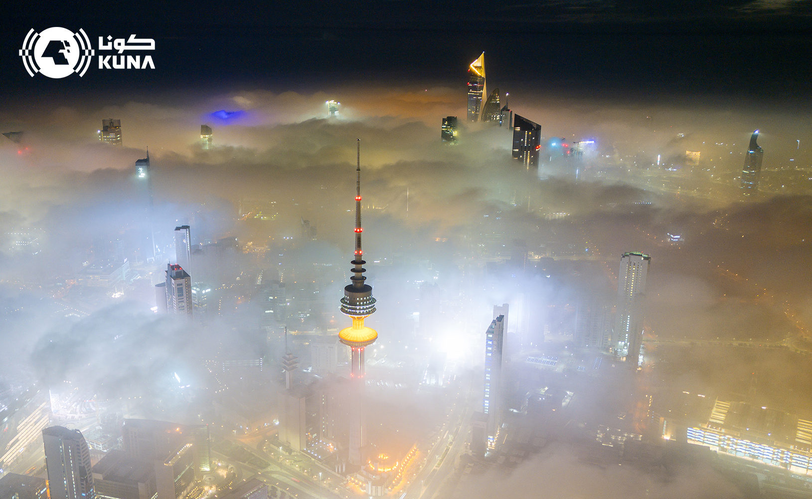 ناطحات السحاب تعلو الغيوم في مشهد استثنائي