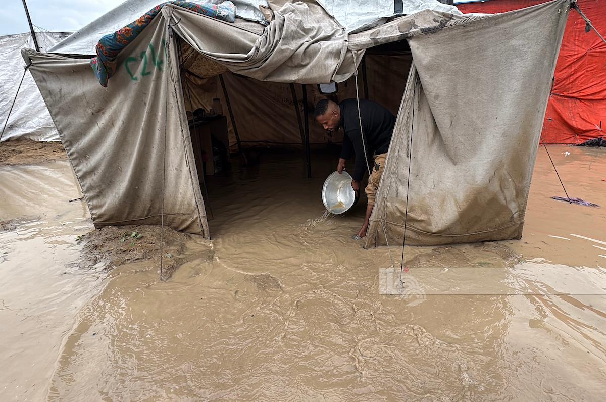 المنخفض الجوي القطبي أدى إلى انجراف وتضرر أكثر من 27 ألف خيمة من خيام النازحين في غزة