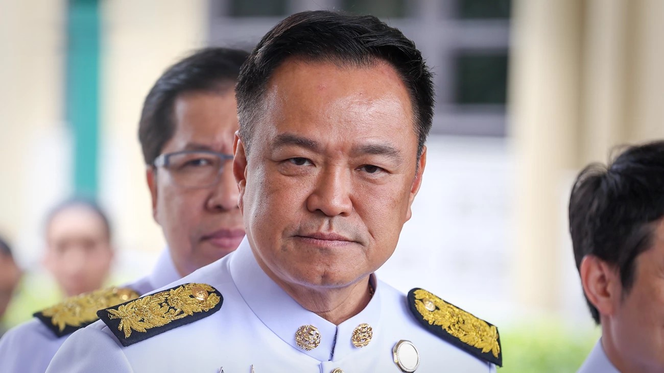 رئيس وزراء تايلاند أنوتين تشارنفيراكول خلال المؤتمر الصحفي