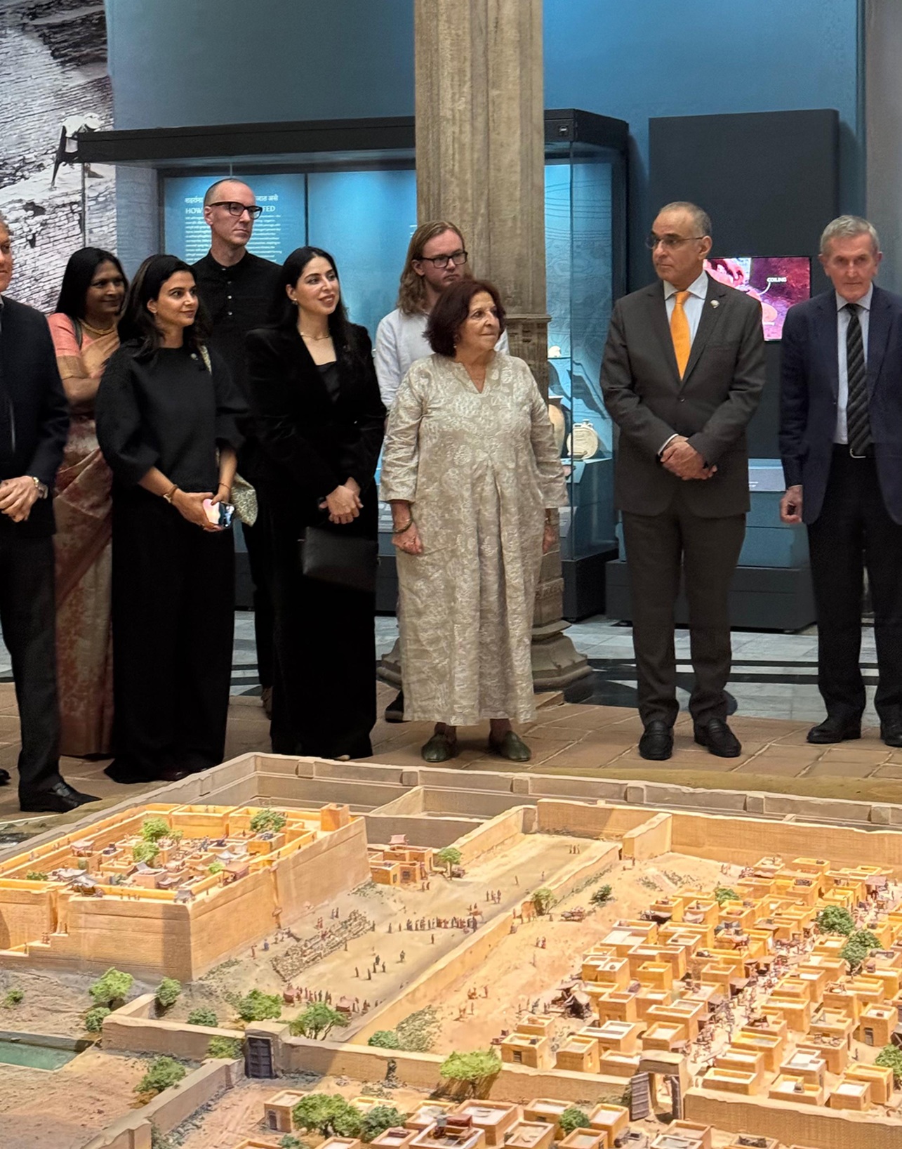 A delegation from the Dar al-Athar al-Islamiyyah and the Al-Sabah Archaeological Group during the opening of the gallery
