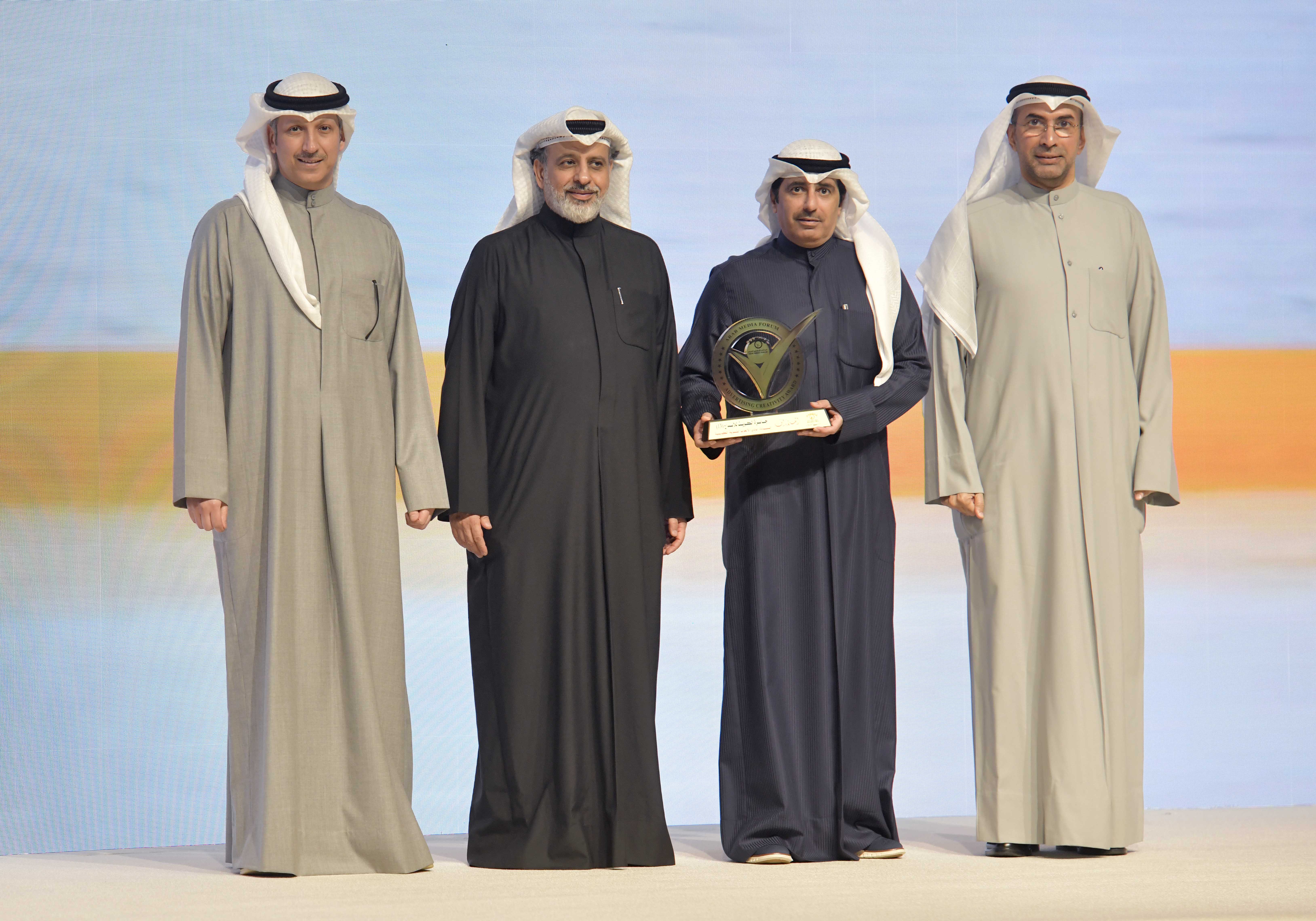 وكيل وزارة الإعلام وأمين عام الملتقى يكرمان رئيس نادي الألعاب الشتوية الكويتي