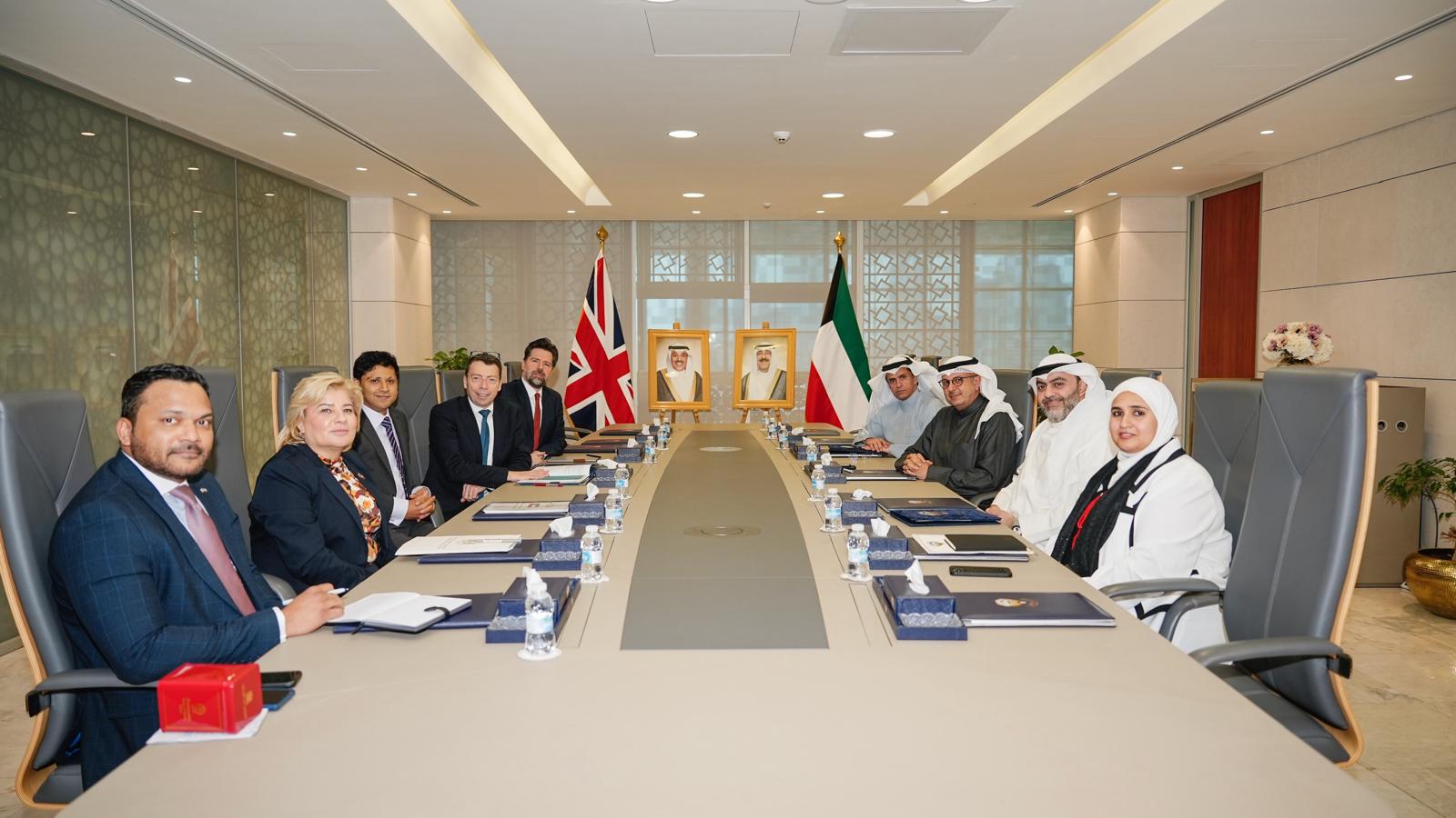 وزير (المالية) بالوكالة يبحث مع المفوض التجاري البريطاني لدى البلاد سبل تعزيز العلاقات الثنائية                                                                                                                                                           