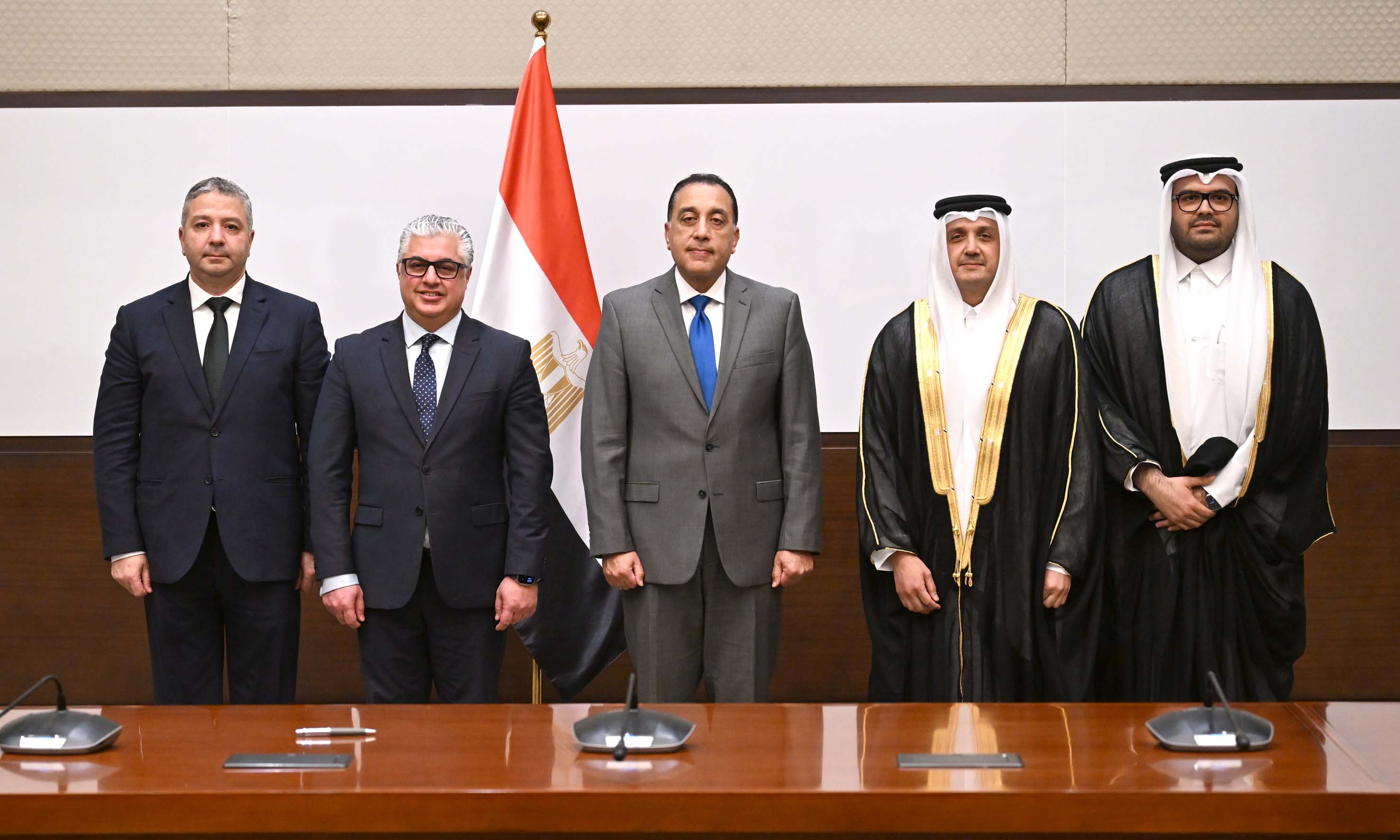 صورة جماعية بعد توقيع العقود