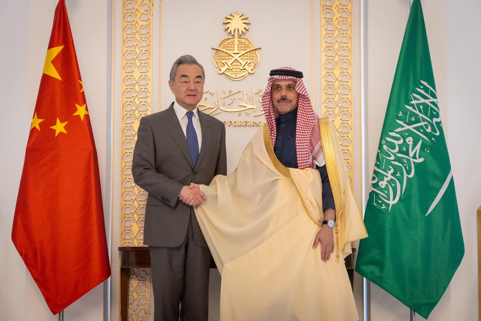 وزير الخارجية السعودي الأمير فيصل بن فرحان يستقبل وزير الخارجية الصيني وانغ يي بالرياض