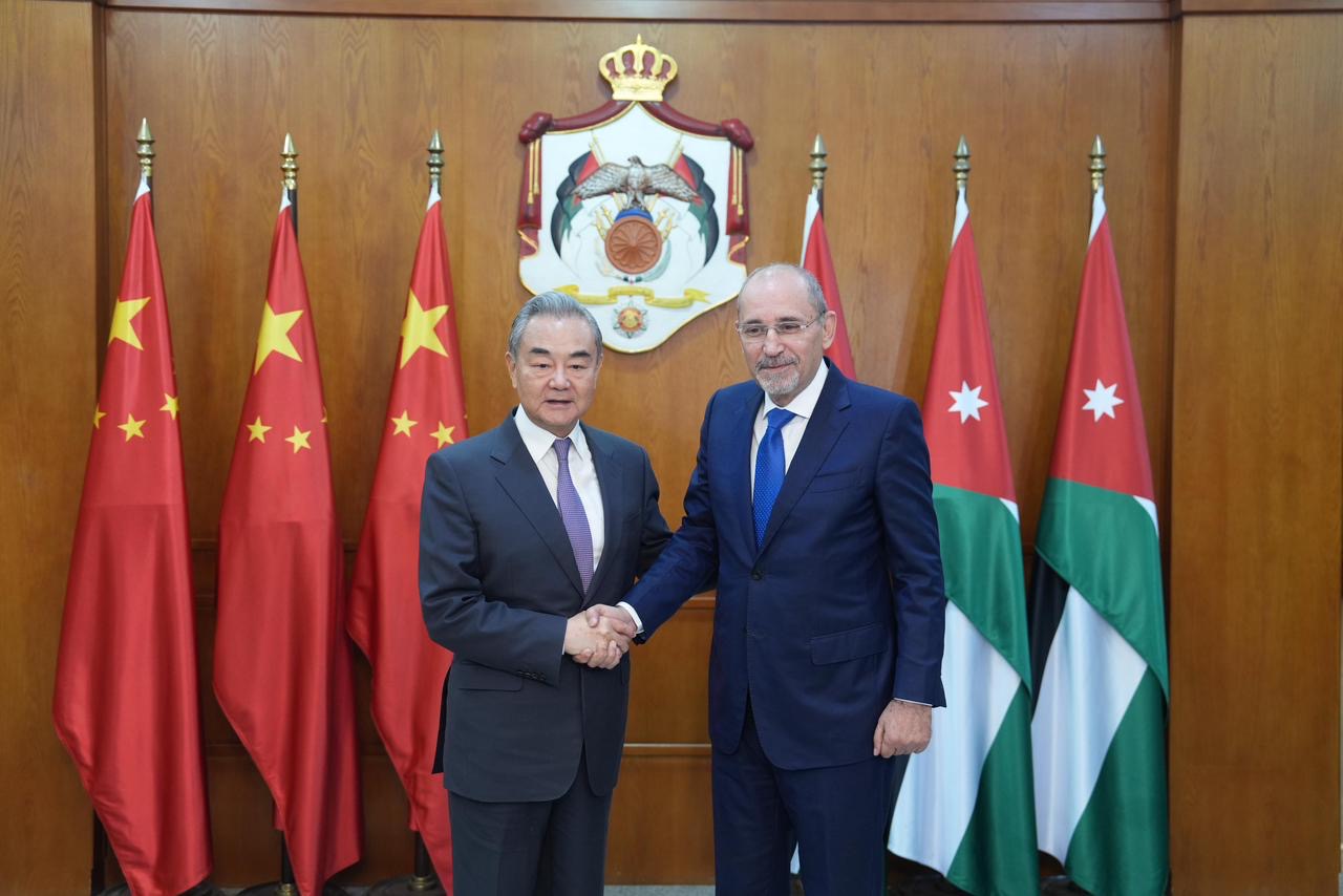 وزير الخارجية الأردني خلال لقائه مع وزير الخارجية الصيني في العاصمة عمان