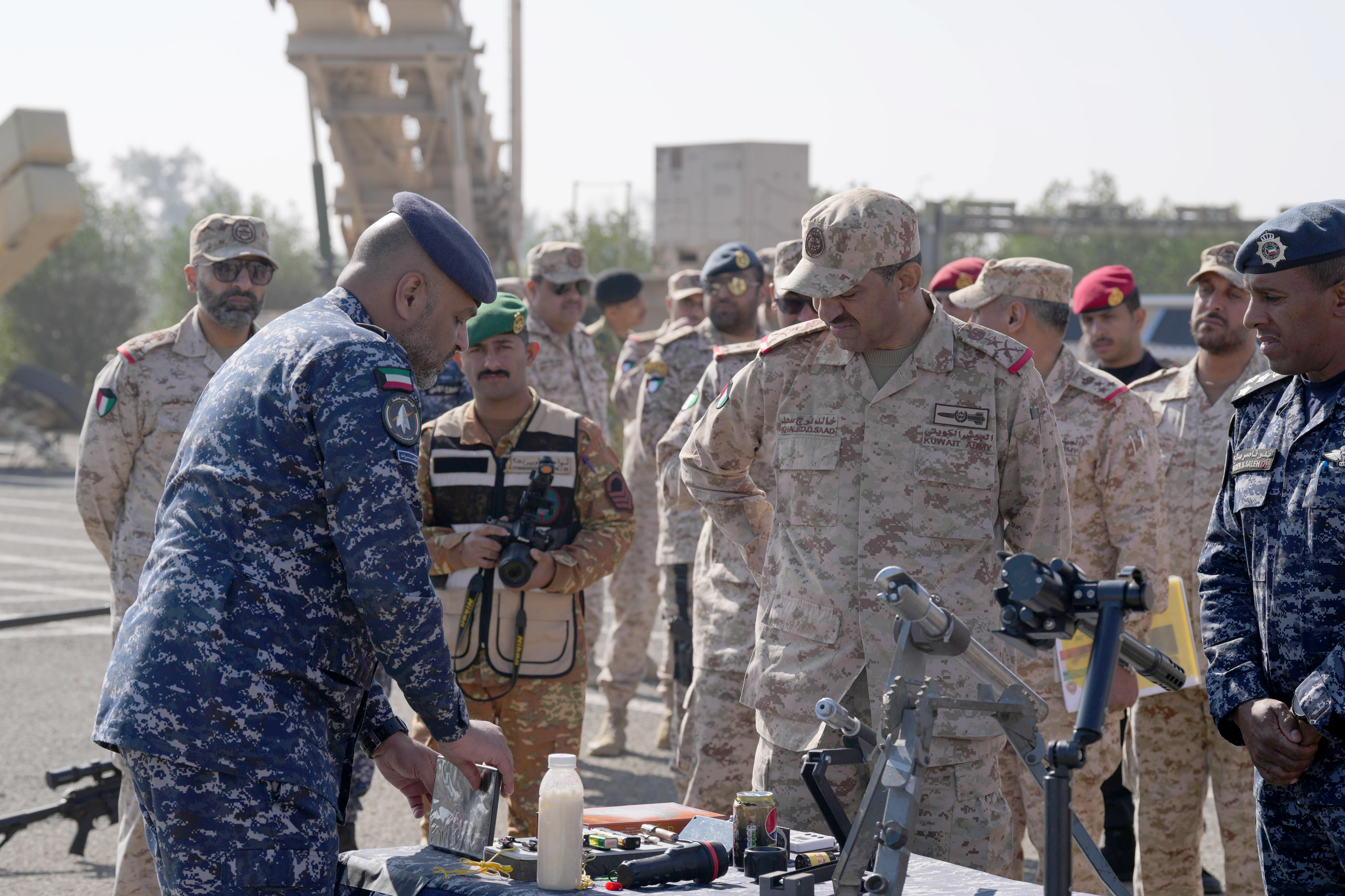 رئيس الأركان العامة للجيش الكويتي الفريق الركن خالد الشريعان خلال زيارته إلى (لواء التحرير الآلي 6)