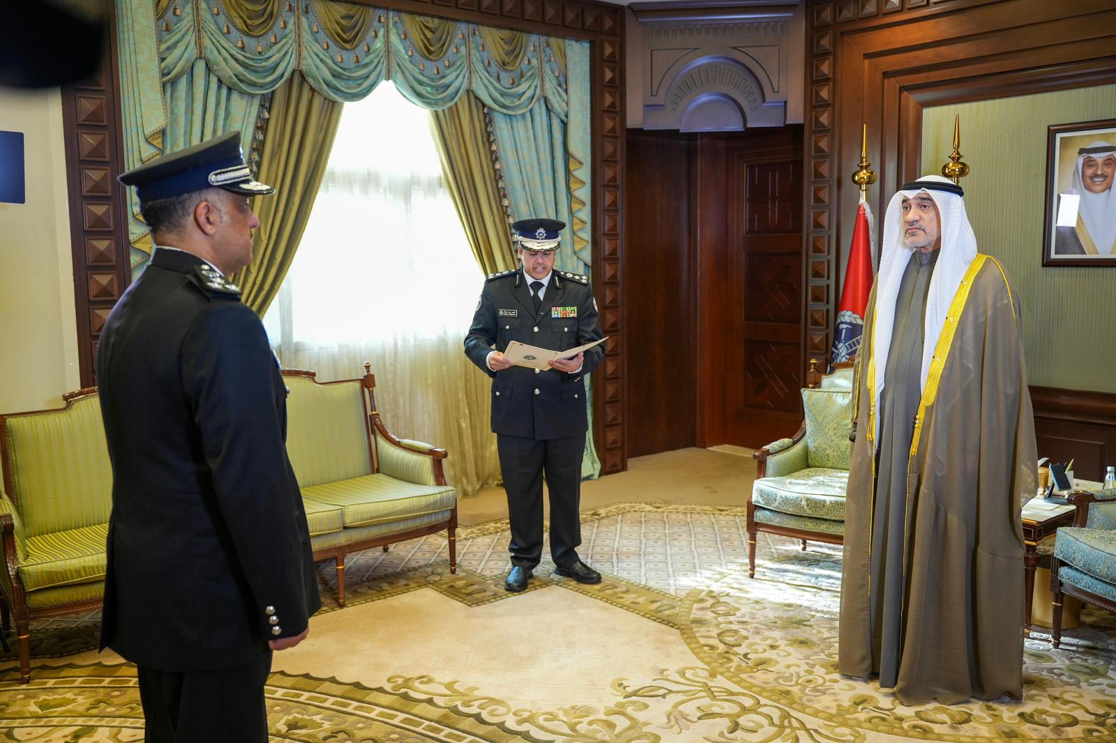 رئيس مجلس الوزراء بالإنابة يقلد العميد عبد الوهاب الوهيب رتبة لواء بمناسبة صدور مرسوم ترقيته وتعيينه وكيلا لوزارة الداخلية