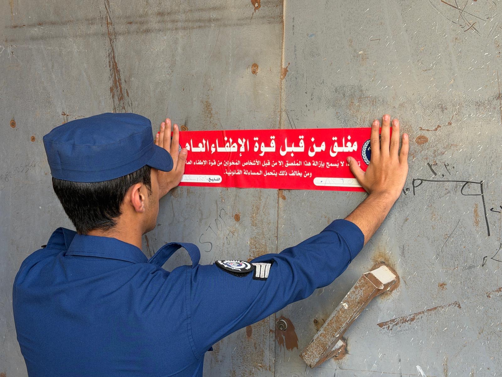 جانب من الحملة التفتيشية لقوة الإطفاء العام في منطقتي الشويخ الصناعية وجليب الشيوخ