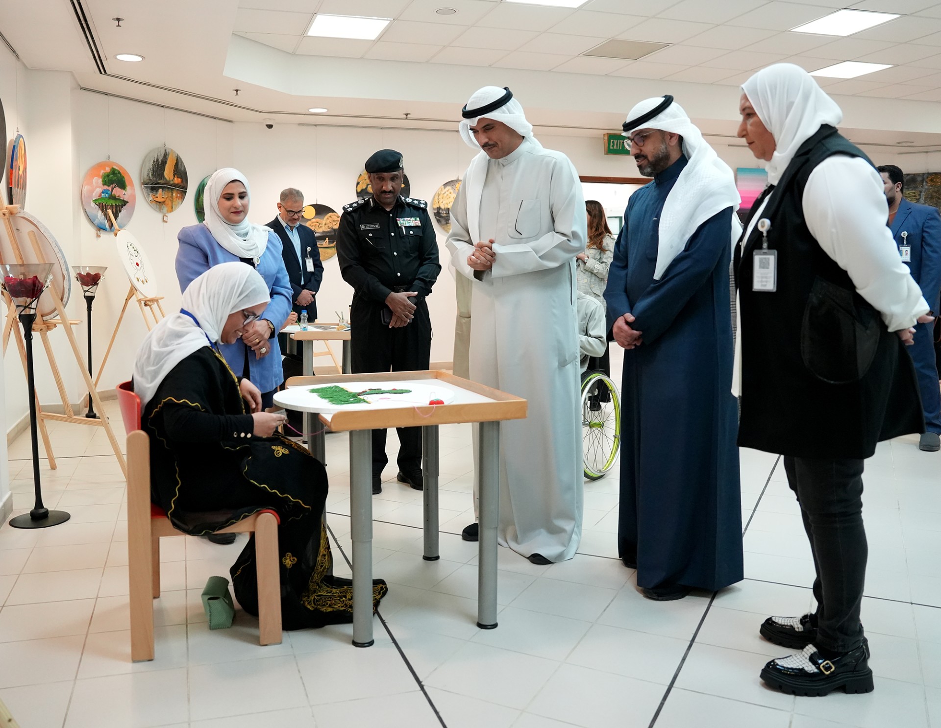 محافظ الاحمدي خلال جولته للمعرض المهني