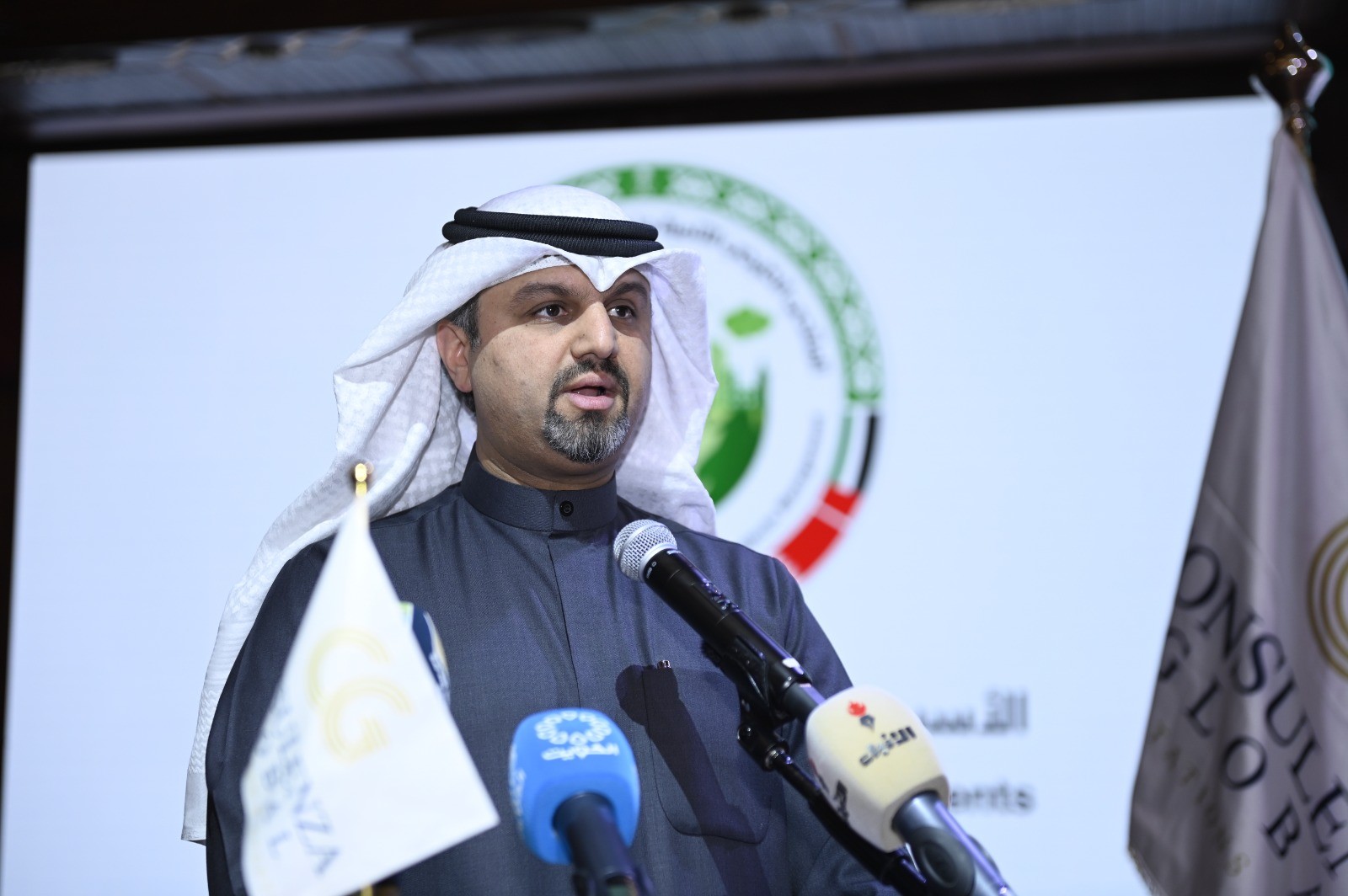 وكيل وزارة الاشغال المهندس احمد الصالح متحدثا