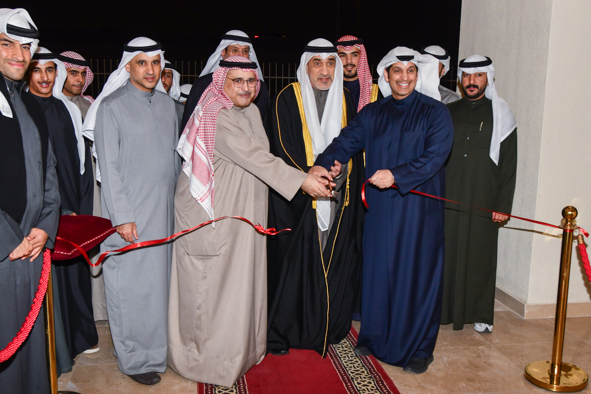 رئيس مجلس الوزراء بالإنابة ووزير الداخلية يقص شريط الافتتاح بحضور وزير (الإعلام والشباب)