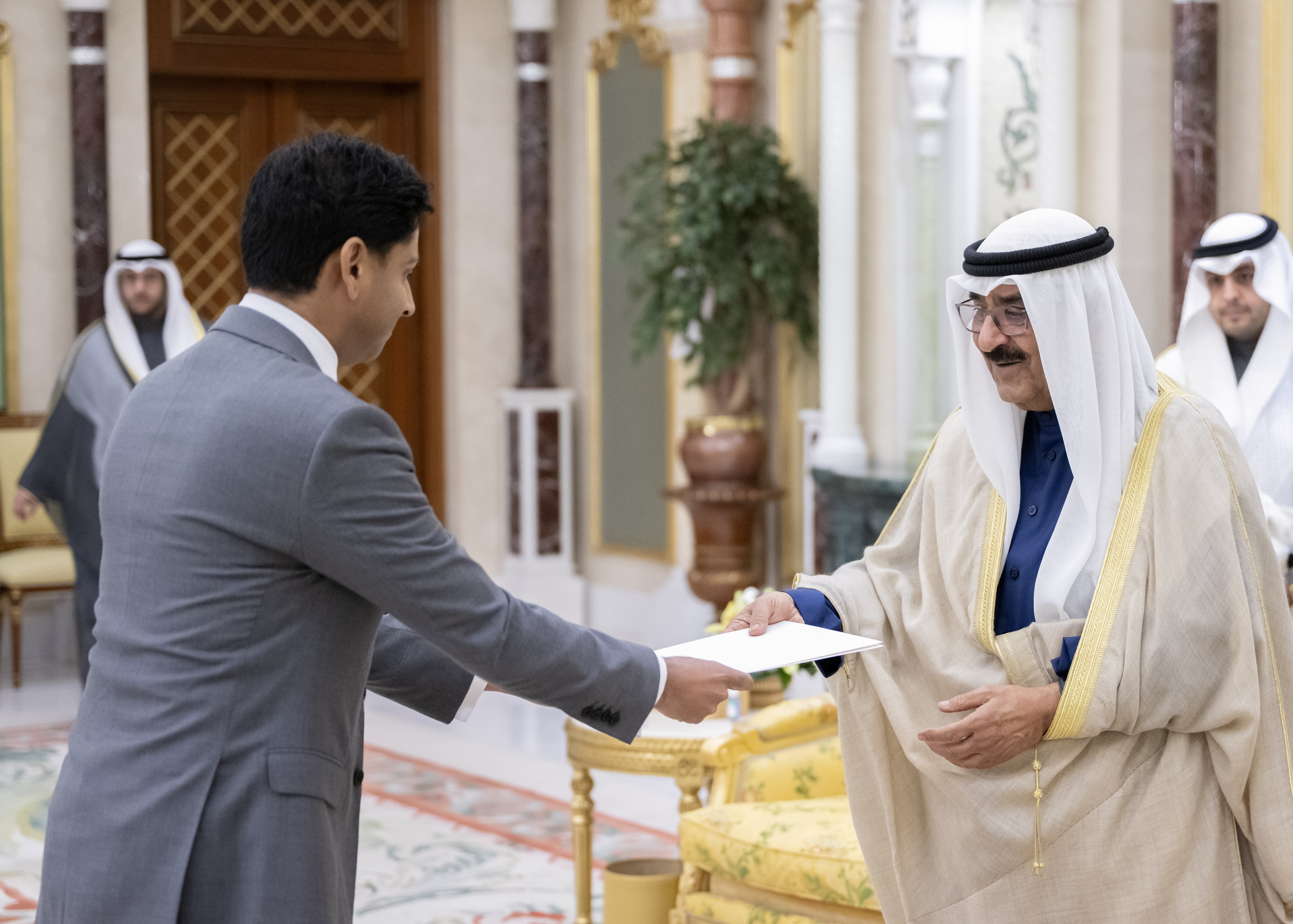 Kuwait Amir receives credentials of UK Ambassador